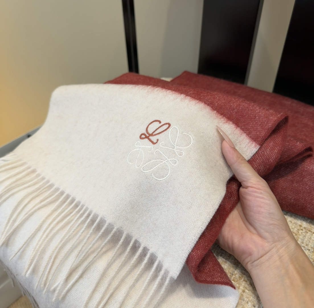 【▪Loewe · 罗意威难得一见的温柔配色，低调又不失优雅❗】重点推荐❗双面配色，一条围巾两种风格搭配