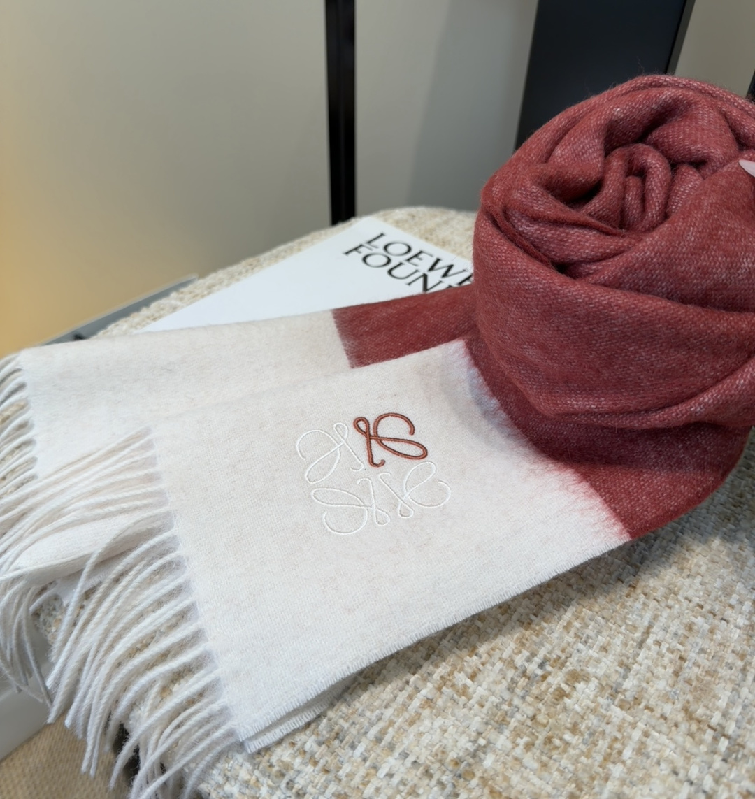 【▪Loewe · 罗意威难得一见的温柔配色，低调又不失优雅❗】重点推荐❗双面配色，一条围巾两种风格搭配