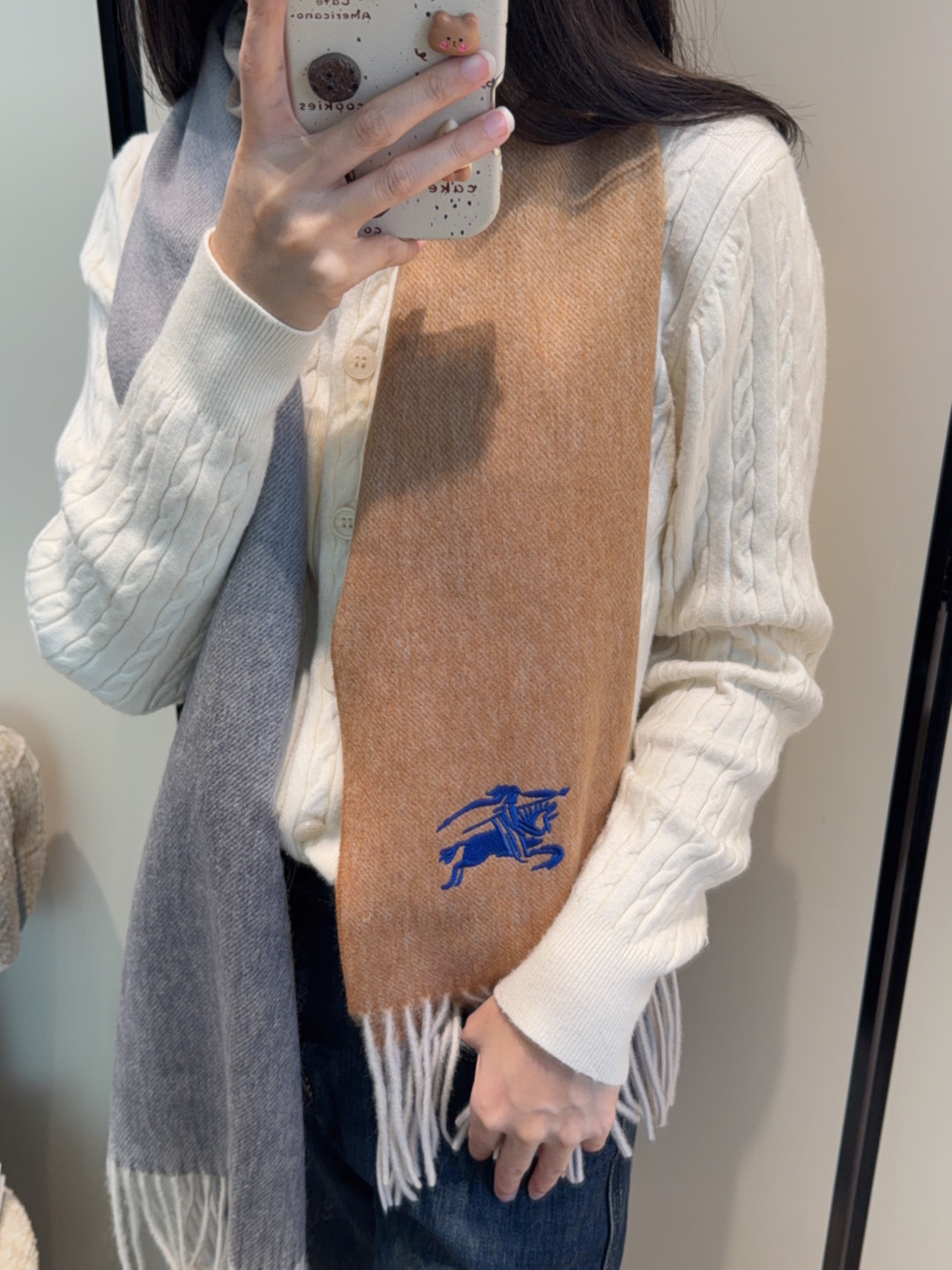 NO:642361,【Family benefits are coming!  !  Burberry's high-end heavyweight men's scarf!  】An angry recommendation, excited~!  !  Be sure to get started quickly, synchronized counters, the most high-end men's models ~ difficult to craft, super soft and waxy gradient effect scarf!  Our price is really unbeatable!  Price feedback from my mother ~ I love the fabric, the velvet feel is really super comfortable in my hand!  Very soft, the upper body effect is unparalleled and beautiful. Medium thickness, very close to the neck~ Size specification 30*185cm high version scarf, high version scarf, burberry19860909【家属福利来了！！巴宝莉高端重磅男士围巾！】怒赞推荐,激动~！！下手绝对要快,同步专柜,最高端的男士款~工艺难度大,超级无敌软糯 渐变效果围巾！我们这个价格真的无敌超值！亲妈价格回馈~面料大爱,握在手里绒感真的超级无敌舒服！非常柔软,上身效果无敌好看 中等厚度,非常亲脖子的一款~ 尺寸规格30*185cm高版本围巾,高版本围巾,burberry,scarf