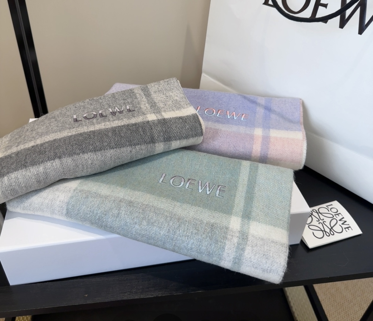 太美了😍罗意威 情侣款 美到要尖叫😱最新款🎊英伦欧美范儿 又是一款即时尚又实用的大围巾&长巾，🎆撞色的颜