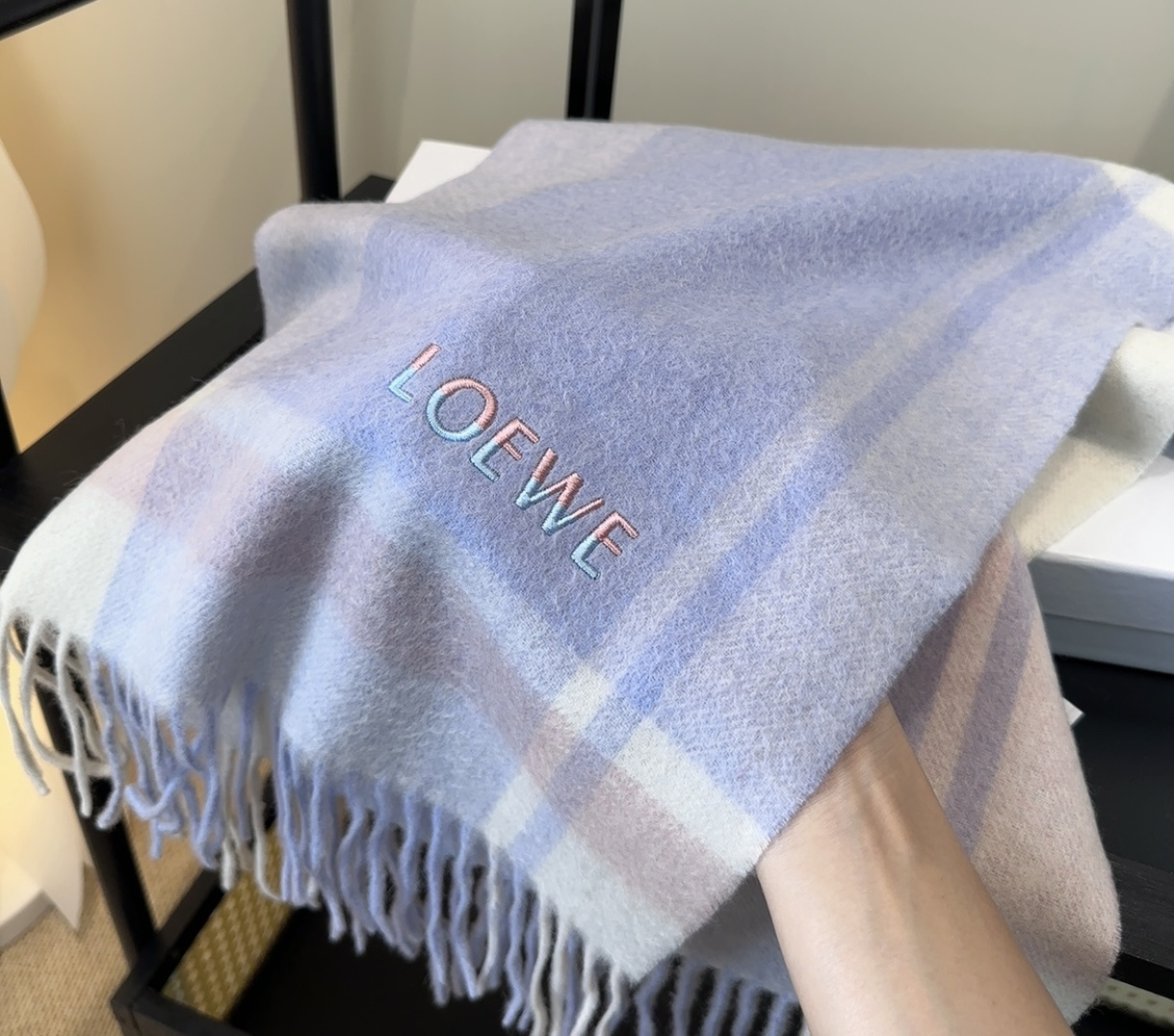 太美了😍罗意威 情侣款 美到要尖叫😱最新款🎊英伦欧美范儿 又是一款即时尚又实用的大围巾&长巾，🎆撞色的颜