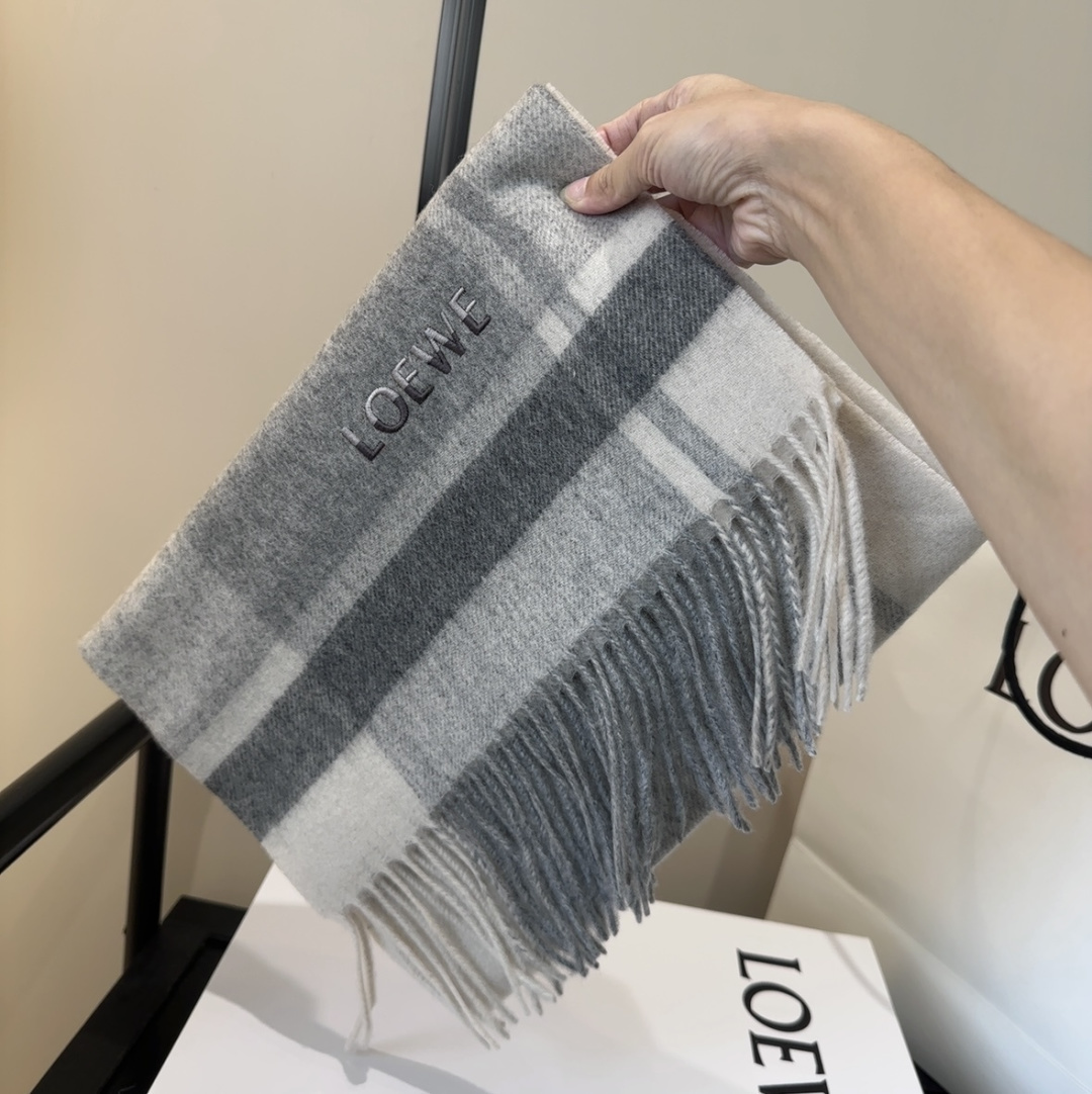 太美了😍罗意威 情侣款 美到要尖叫😱最新款🎊英伦欧美范儿 又是一款即时尚又实用的大围巾&长巾，🎆撞色的颜