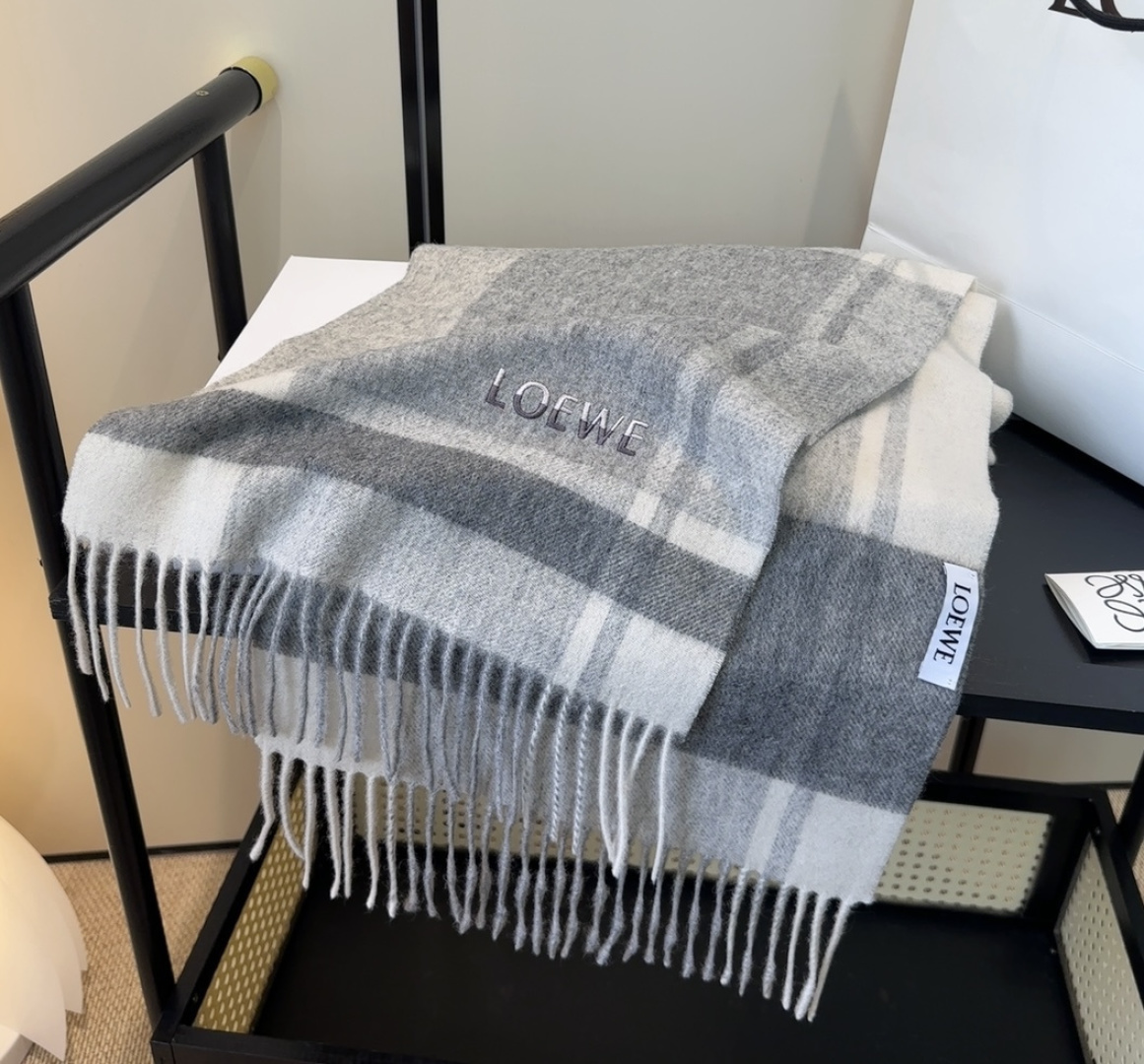 太美了😍罗意威 情侣款 美到要尖叫😱最新款🎊英伦欧美范儿 又是一款即时尚又实用的大围巾&长巾，🎆撞色的颜