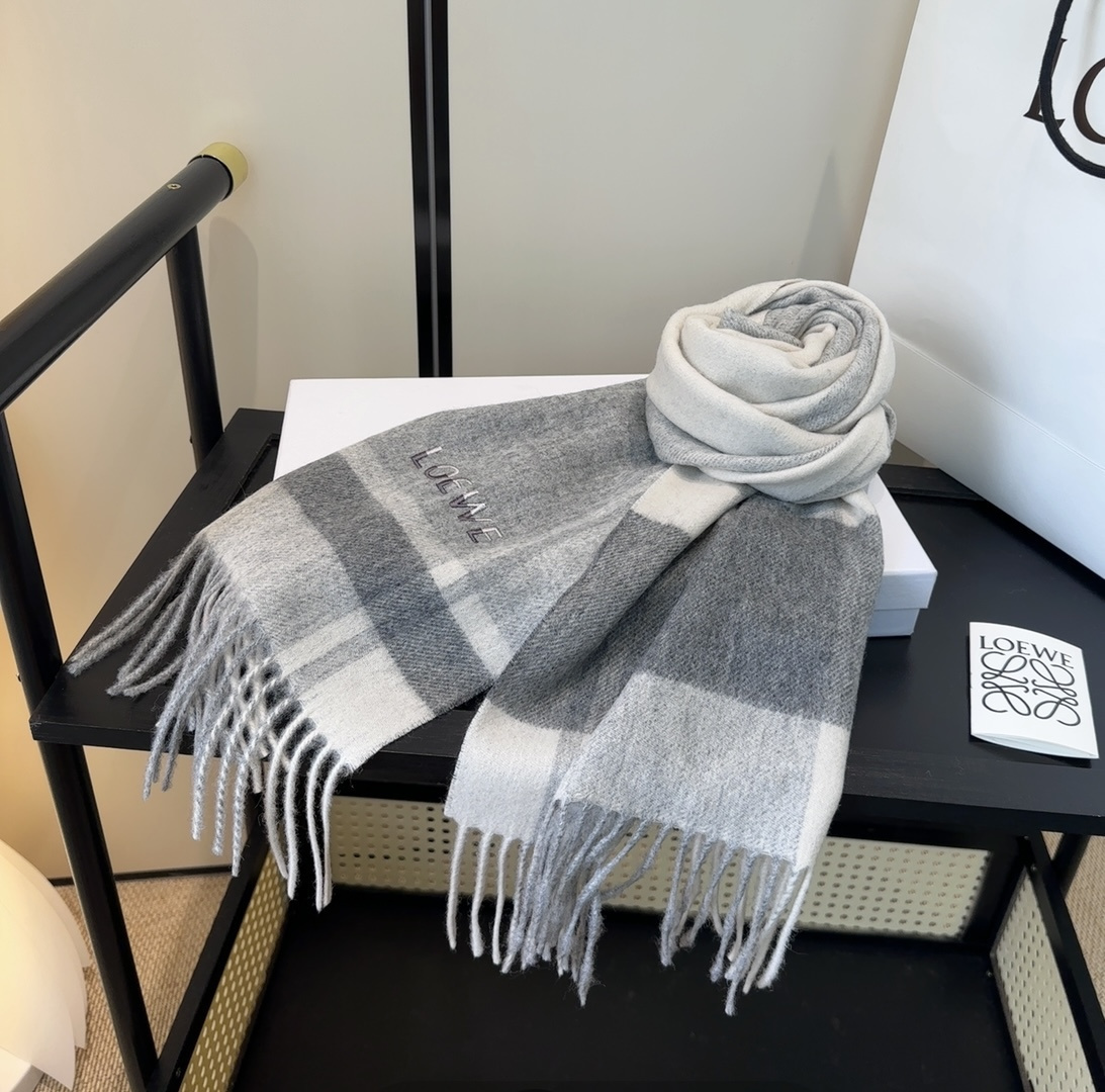 太美了😍罗意威 情侣款 美到要尖叫😱最新款🎊英伦欧美范儿 又是一款即时尚又实用的大围巾&长巾，🎆撞色的颜