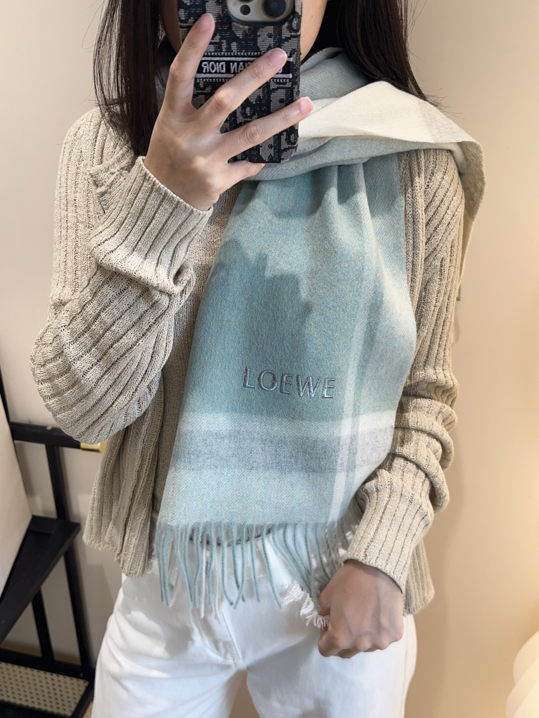 NO:642368,Loewe is so beautiful. It is a couple model. It is so beautiful that it screams the latest British European and American style. It is a large scarf & long scarf that is both fashionable and practical. The contrasting colors are very coordinated. The scarf feels soft, fashionable and warm to wear, and stylish. For plaid lovers, don’t miss it. The size is 30*164+8*2. Dear friends, hurry up and grab the higher version of the scarf, the higher version of the scarf, loewe19860909太美了罗意威 情侣款 美到要尖叫最新款英伦欧美范儿 又是一款即时尚又实用的大围巾&长巾,撞色的颜色搭配很协调,围巾手感柔软,戴起来时尚暖和,大气有范儿,格子控们,不要错过哦,尺寸30*164+8*2,亲们速度开抢高版本围巾,高版本围巾,loewe,scarf