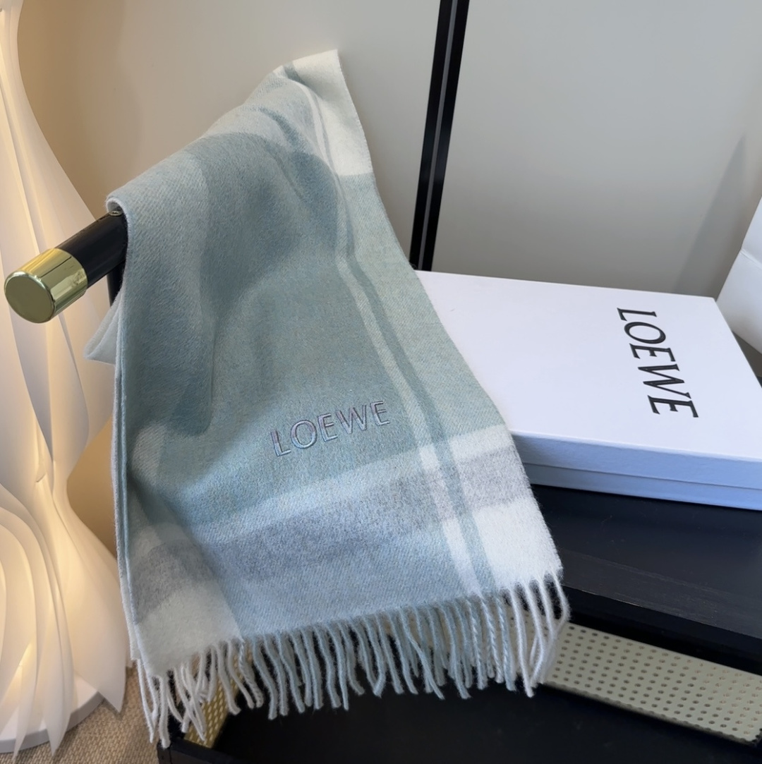 太美了😍罗意威 情侣款 美到要尖叫😱最新款🎊英伦欧美范儿 又是一款即时尚又实用的大围巾&长巾，🎆撞色的颜