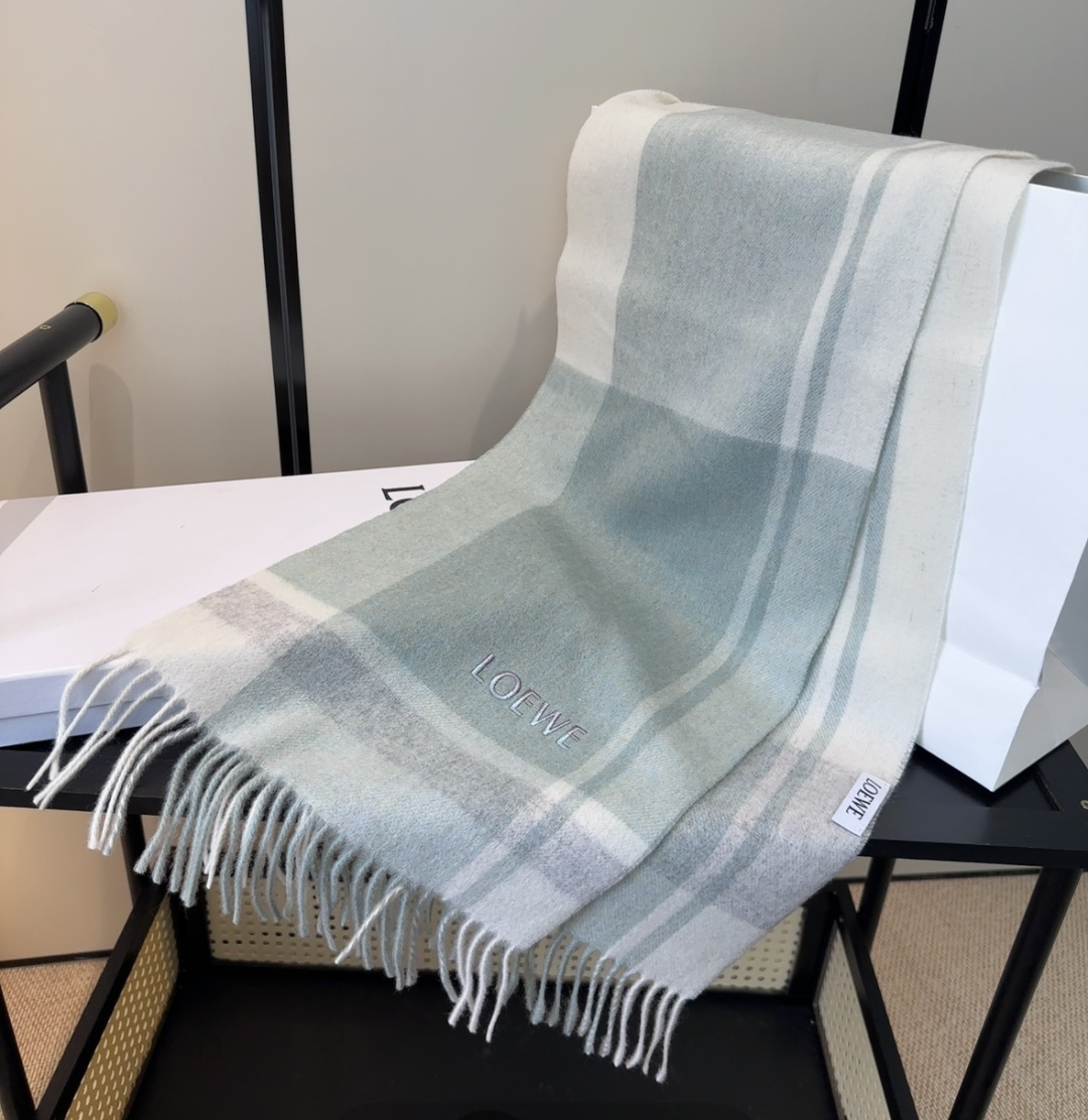 太美了😍罗意威 情侣款 美到要尖叫😱最新款🎊英伦欧美范儿 又是一款即时尚又实用的大围巾&长巾，🎆撞色的颜