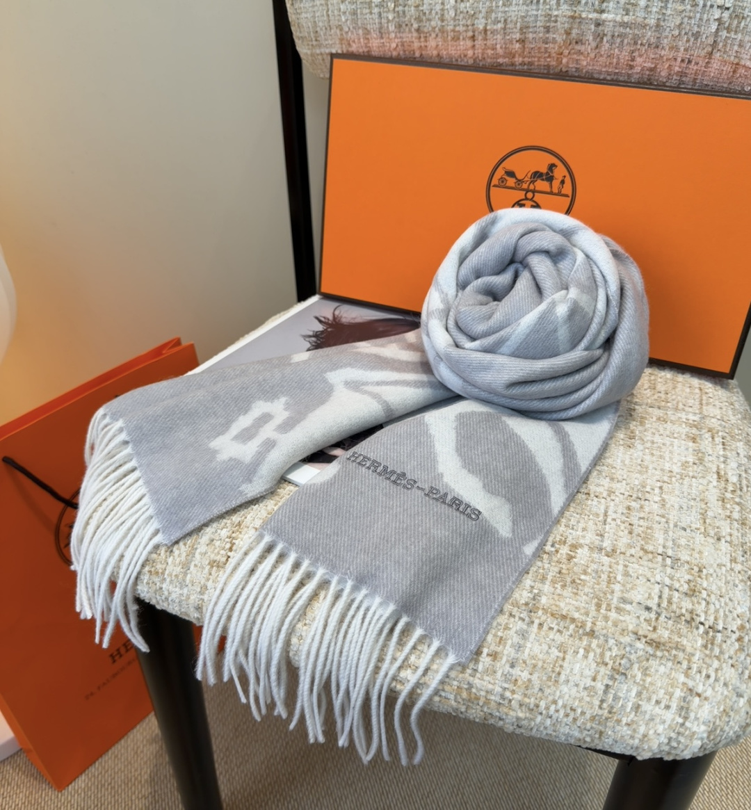 2025年Hermes · 爱马仕，难得一见的温柔配色，低调又不失优雅❗️】重点推荐❗️双边配色，一条围