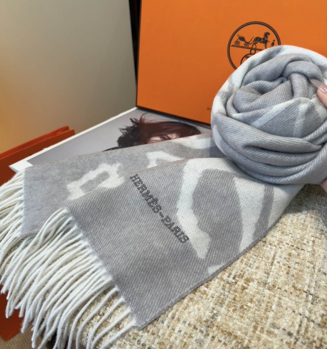 2025年Hermes · 爱马仕，难得一见的温柔配色，低调又不失优雅❗️】重点推荐❗️双边配色，一条围
