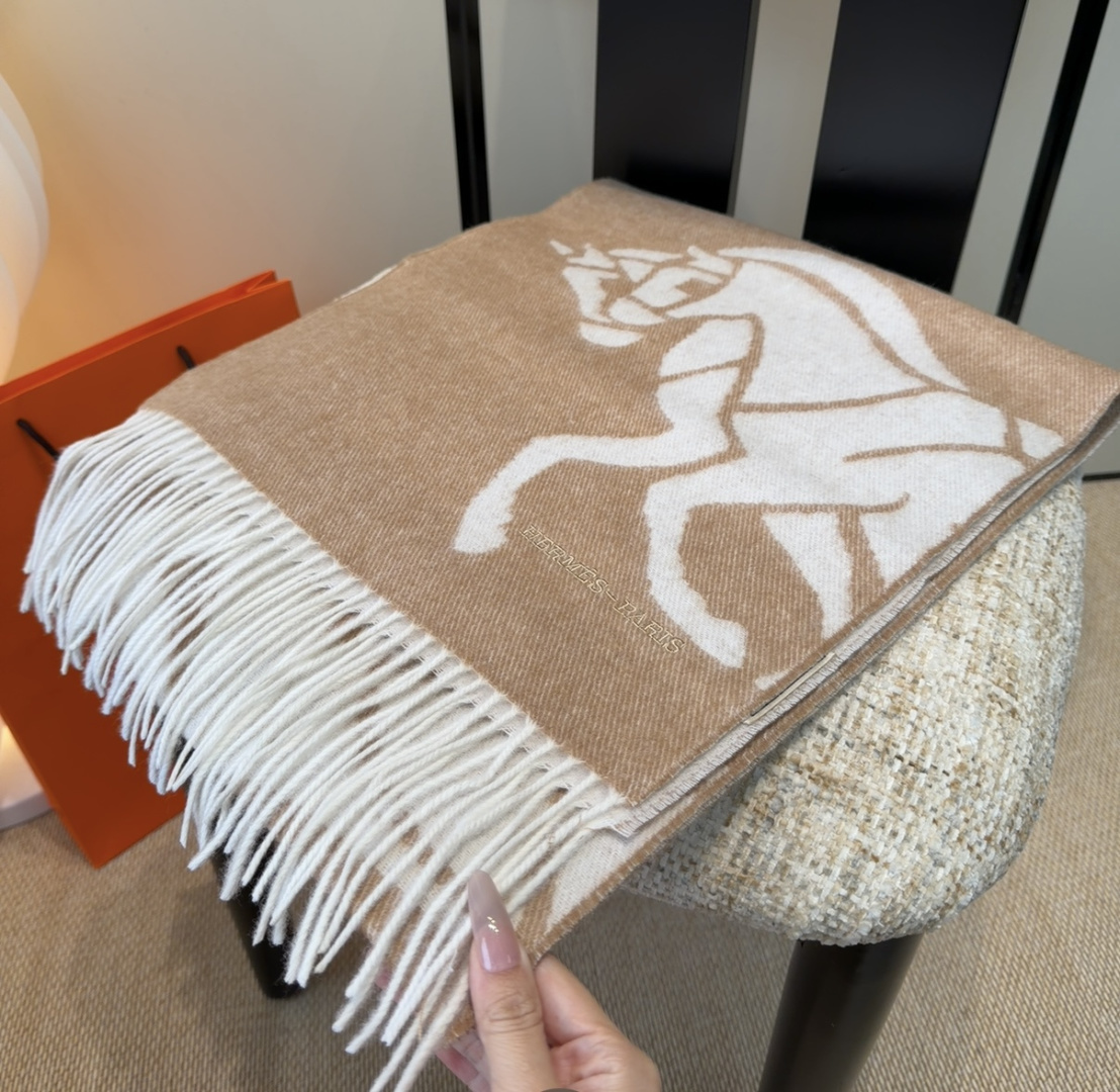 2025年Hermes · 爱马仕，难得一见的温柔配色，低调又不失优雅❗️】重点推荐❗️双边配色，一条围