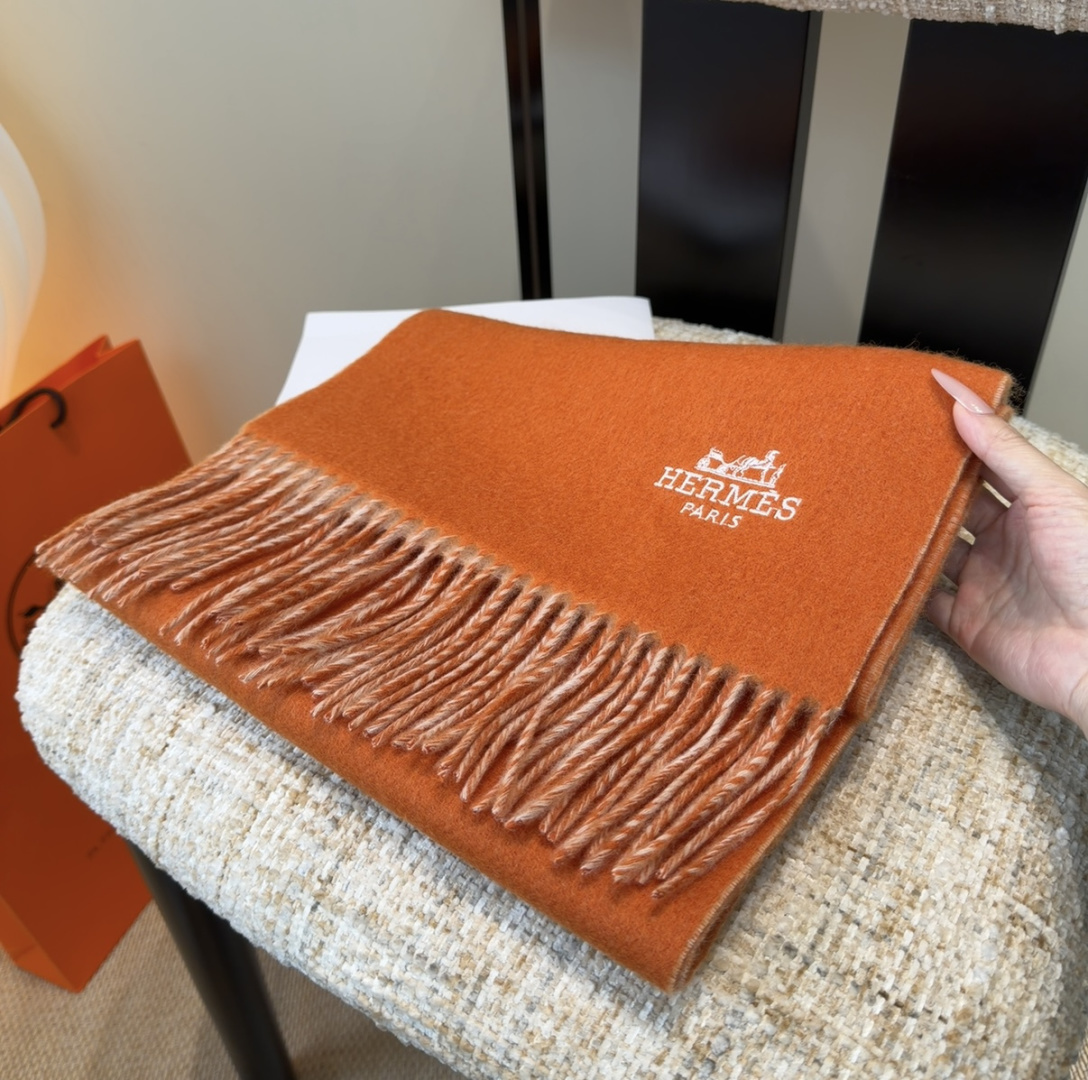 2025年Hermes · 爱马仕，难得一见的温柔配色，低调又不失优雅❗️】重点推荐❗️双边配色，一条围