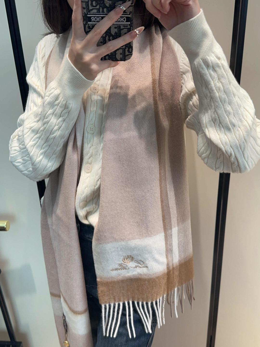 NO:642381,Loro Piana  ·[Trading company’s last order, the best cashmere scarf and shawl] It’s too expensive to give away and keep for yourself. It’s a big deal. It’s a hot product. It’s the best hard goods from the channel. The last order is exported directly to Italy and the quantity is very small. The customer-supplied cashmere has a soft and waxy feel, and the fabric is more lustrous. It also increases the brightness of the color. We have always strictly selected the highest quality cashmere as the benchmark. Without comparison, there is no harm. The world’s top cashmere.  It makes the scarf extremely luxurious, and it also increases the beauty and functionality. There must be two of each color. No headaches when matching, no regrets for ten thousand years. What is particularly recommended is that this style is a plaid color series, carefully selected popular colors, the color is bright and high-end. All colors can be matched with each other in the whole family. 30*180cm, Albas cashmere high version scarf, high version scarf, loro  piana,shawls19860909Loro Piana ·【贸易公司尾单,极品山羊绒围巾披肩】送人自留都太高大上了重磅上新,爆款爆款,渠道极品硬货～出口意大利直供尾单到手数量极少,客供面料羊绒,手感软糯,面料更有光泽,也增加了色彩的鲜艳度一直以严格选用最高品质的羊绒为基准,没有对比就没有伤害,世界最顶级羊绒更是让围巾奢华到不行,更是增加了美感和功能性,每色必留两条,搭配不头疼,不留后悔一万年,特别值得推荐的是,此款是格纹色系,精挑细选的流行配色,色彩感鲜明又高级的感觉全家哪个颜色都可以互相搭配30*180cm,阿尔巴斯山羊绒高版本围巾,高版本围巾,loro piana,shawls,scarf