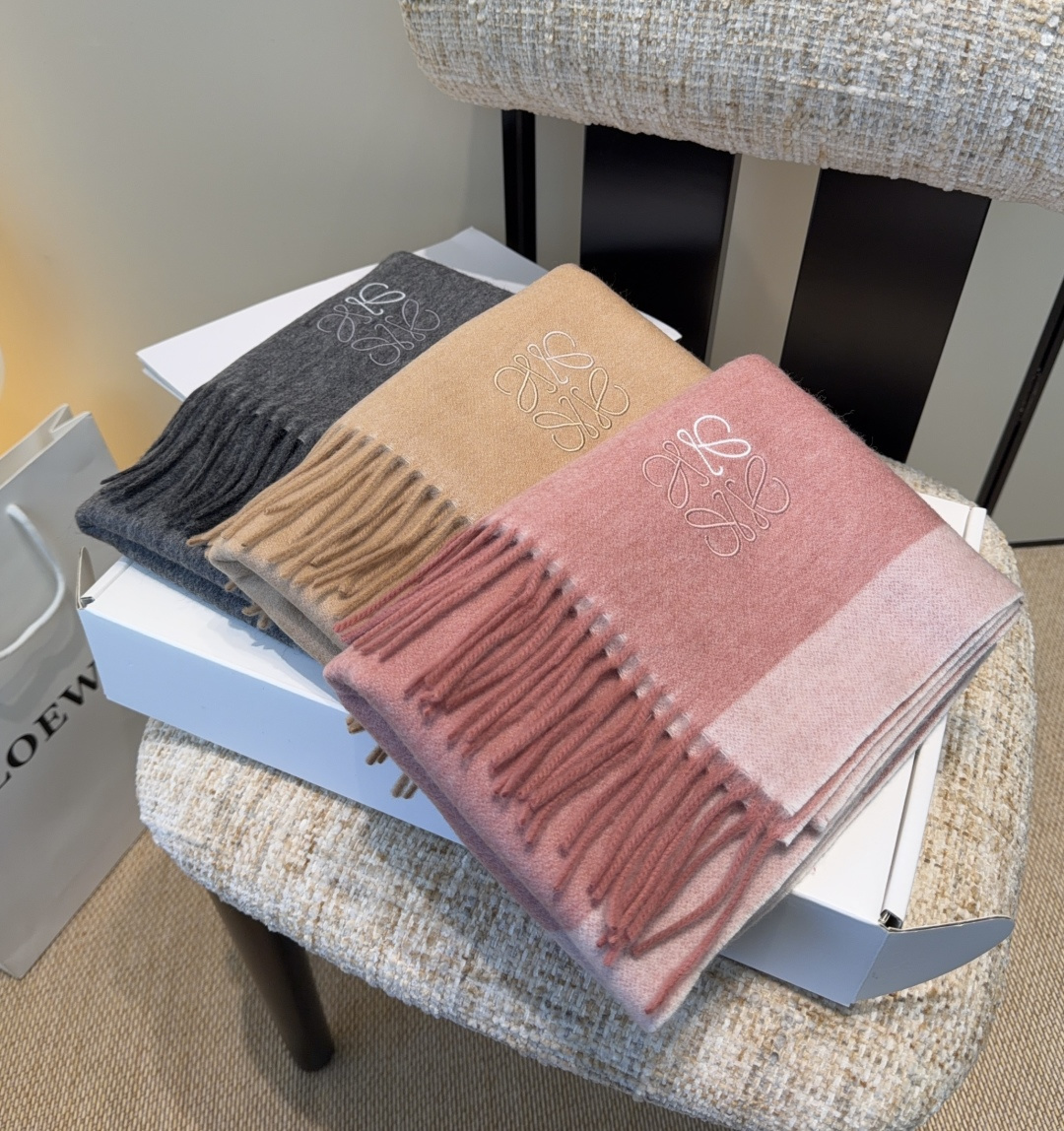 太美了😍罗意威 情侣款 美到要尖叫😱最新款🎊英伦欧美范儿 又是一款即时尚又实用的大围巾&长巾，🎆撞色的颜