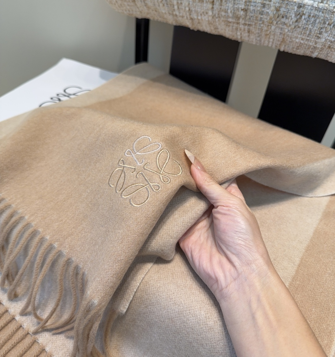 太美了😍罗意威 情侣款 美到要尖叫😱最新款🎊英伦欧美范儿 又是一款即时尚又实用的大围巾&长巾，🎆撞色的颜