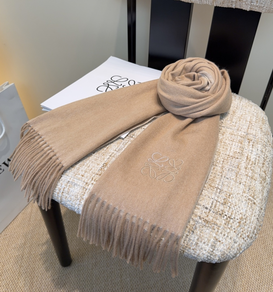 太美了😍罗意威 情侣款 美到要尖叫😱最新款🎊英伦欧美范儿 又是一款即时尚又实用的大围巾&长巾，🎆撞色的颜