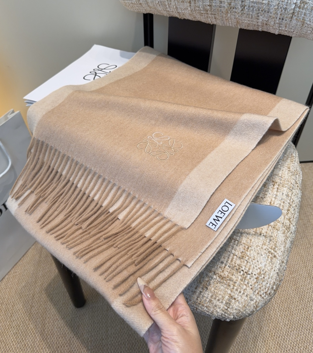 太美了😍罗意威 情侣款 美到要尖叫😱最新款🎊英伦欧美范儿 又是一款即时尚又实用的大围巾&长巾，🎆撞色的颜