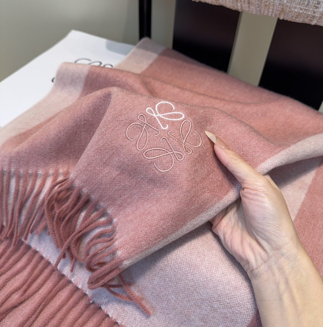 太美了😍罗意威 情侣款 美到要尖叫😱最新款🎊英伦欧美范儿 又是一款即时尚又实用的大围巾&长巾，🎆撞色的颜