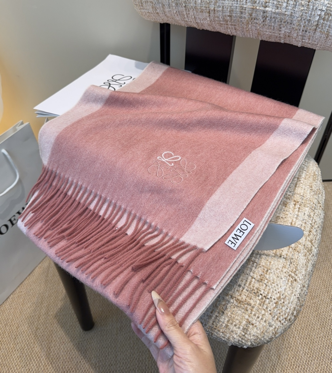 太美了😍罗意威 情侣款 美到要尖叫😱最新款🎊英伦欧美范儿 又是一款即时尚又实用的大围巾&长巾，🎆撞色的颜