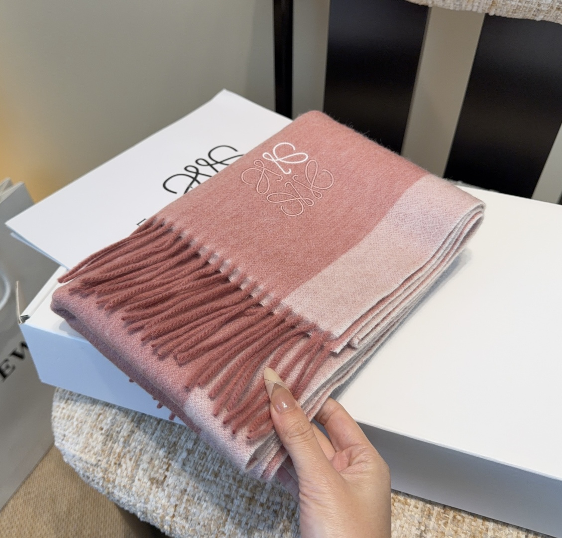 太美了😍罗意威 情侣款 美到要尖叫😱最新款🎊英伦欧美范儿 又是一款即时尚又实用的大围巾&长巾，🎆撞色的颜