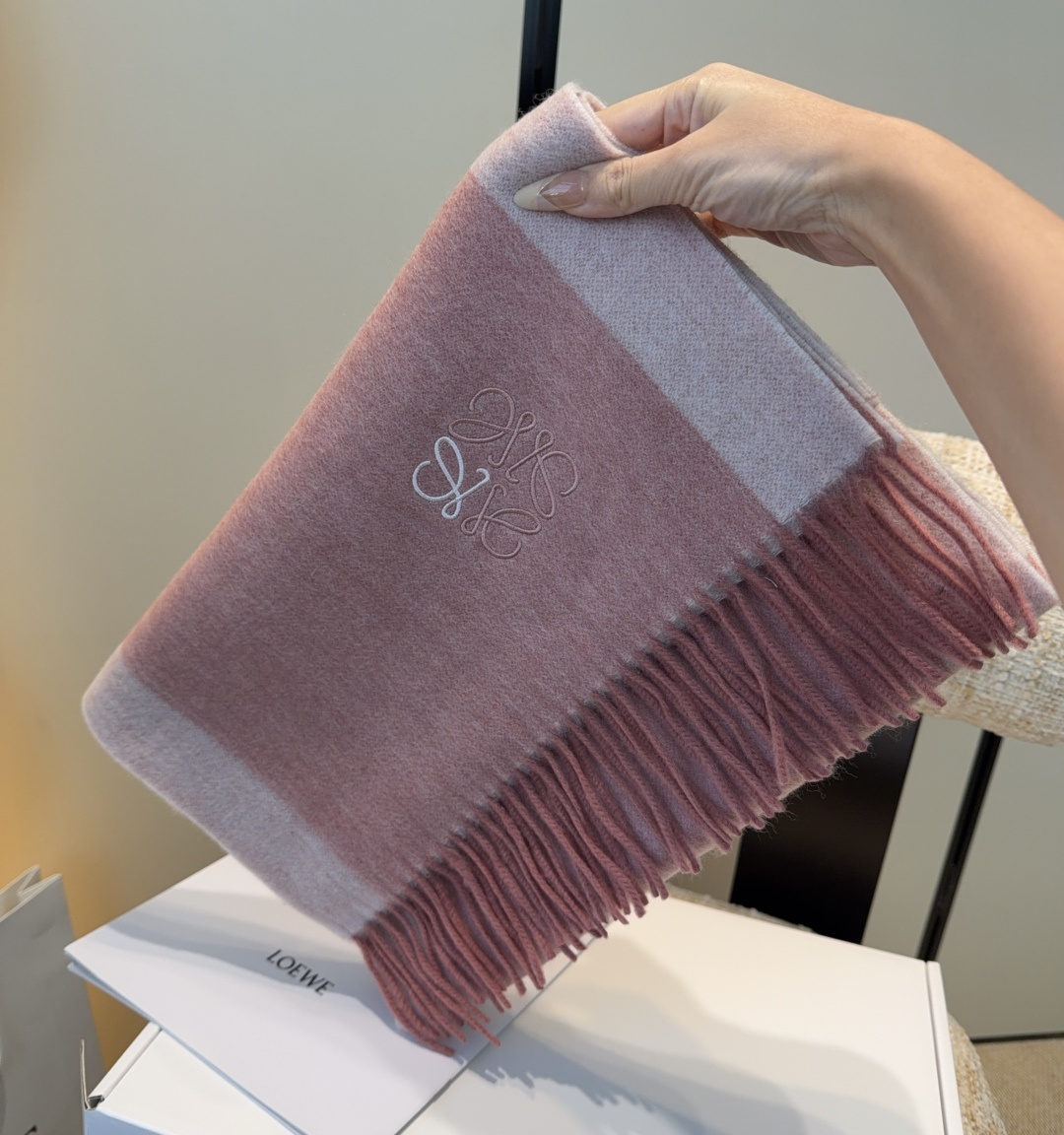 太美了😍罗意威 情侣款 美到要尖叫😱最新款🎊英伦欧美范儿 又是一款即时尚又实用的大围巾&长巾，🎆撞色的颜