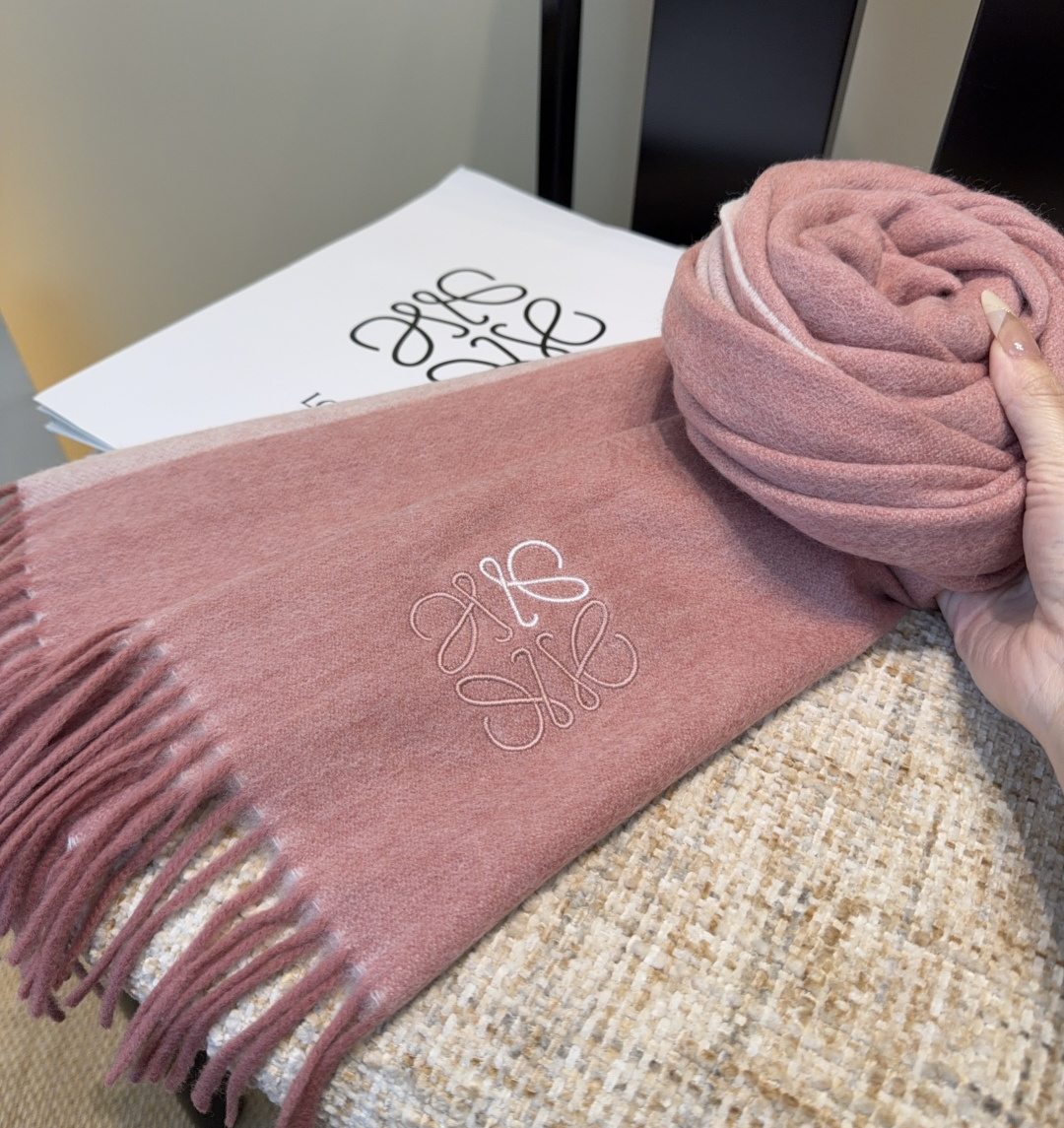 太美了😍罗意威 情侣款 美到要尖叫😱最新款🎊英伦欧美范儿 又是一款即时尚又实用的大围巾&长巾，🎆撞色的颜