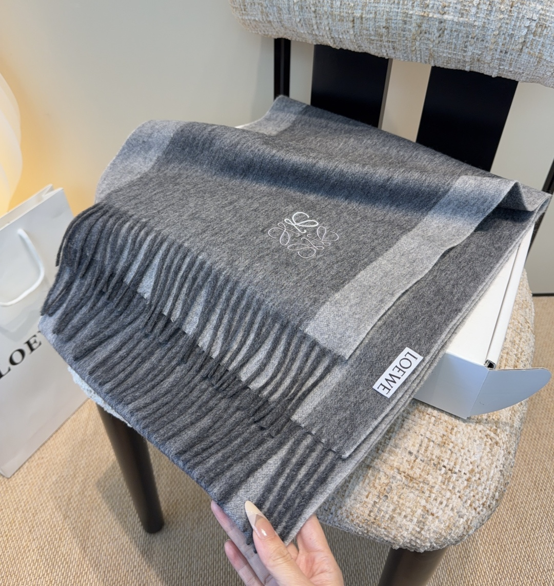 太美了😍罗意威 情侣款 美到要尖叫😱最新款🎊英伦欧美范儿 又是一款即时尚又实用的大围巾&长巾，🎆撞色的颜