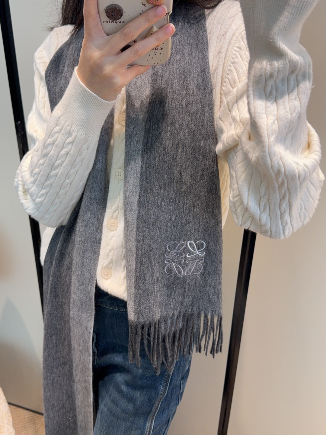 NO:642384,Loewe is so beautiful. It is a couple model. It is so beautiful that it screams the latest British European and American style. It is also a fashionable and practical large scarf & long scarf. The contrasting colors are very coordinated. The scarf feels soft, fashionable and warm to wear. It is elegant and fashionable. For plaid fans, don’t miss it. 40*180. Dear friends, hurry up and grab the higher version of the scarf, the higher version of the scarf, loewe19860909太美了罗意威 情侣款 美到要尖叫最新款英伦欧美范儿 又是一款即时尚又实用的大围巾&长巾,撞色的颜色搭配很协调,围巾手感柔软,戴起来时尚暖和,大气有范儿,格子控们,不要错过哦,40*180,亲们速度开抢高版本围巾,高版本围巾,loewe,scarf