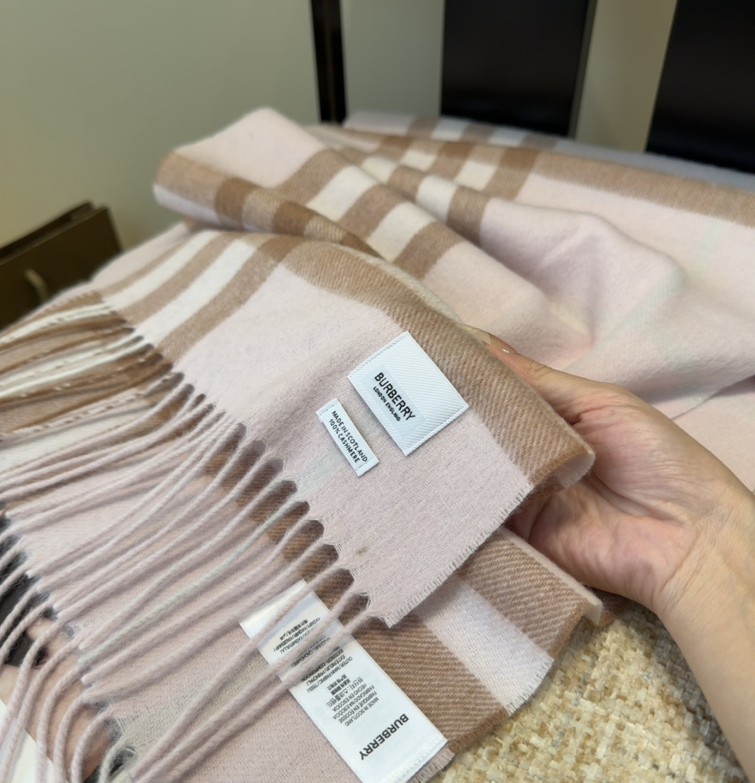 Burberry双面羊绒围巾！走量款，性超高！非常有格调的设计！180*30cm，羊绒混羊毛！是高雅艺术
