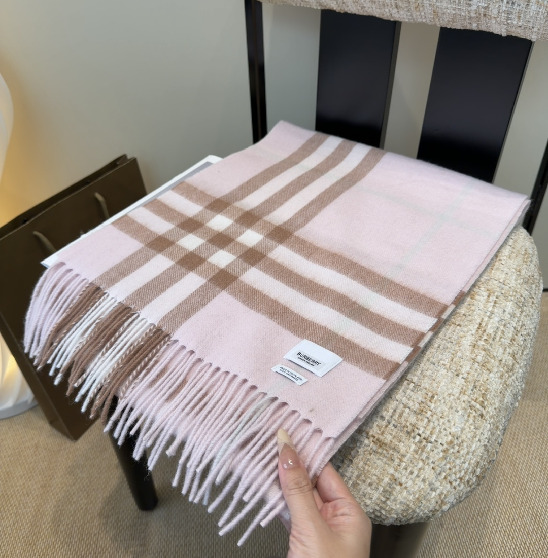 Burberry双面羊绒围巾！走量款，性超高！非常有格调的设计！180*30cm，羊绒混羊毛！是高雅艺术