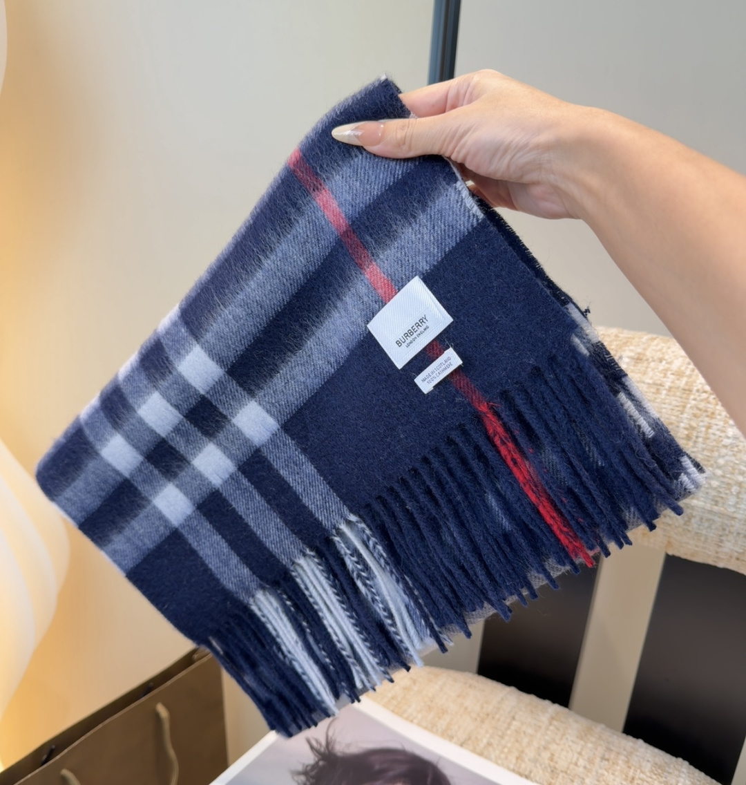 Burberry双面羊绒围巾！走量款，性超高！非常有格调的设计！180*30cm，羊绒混羊毛！是高雅艺术