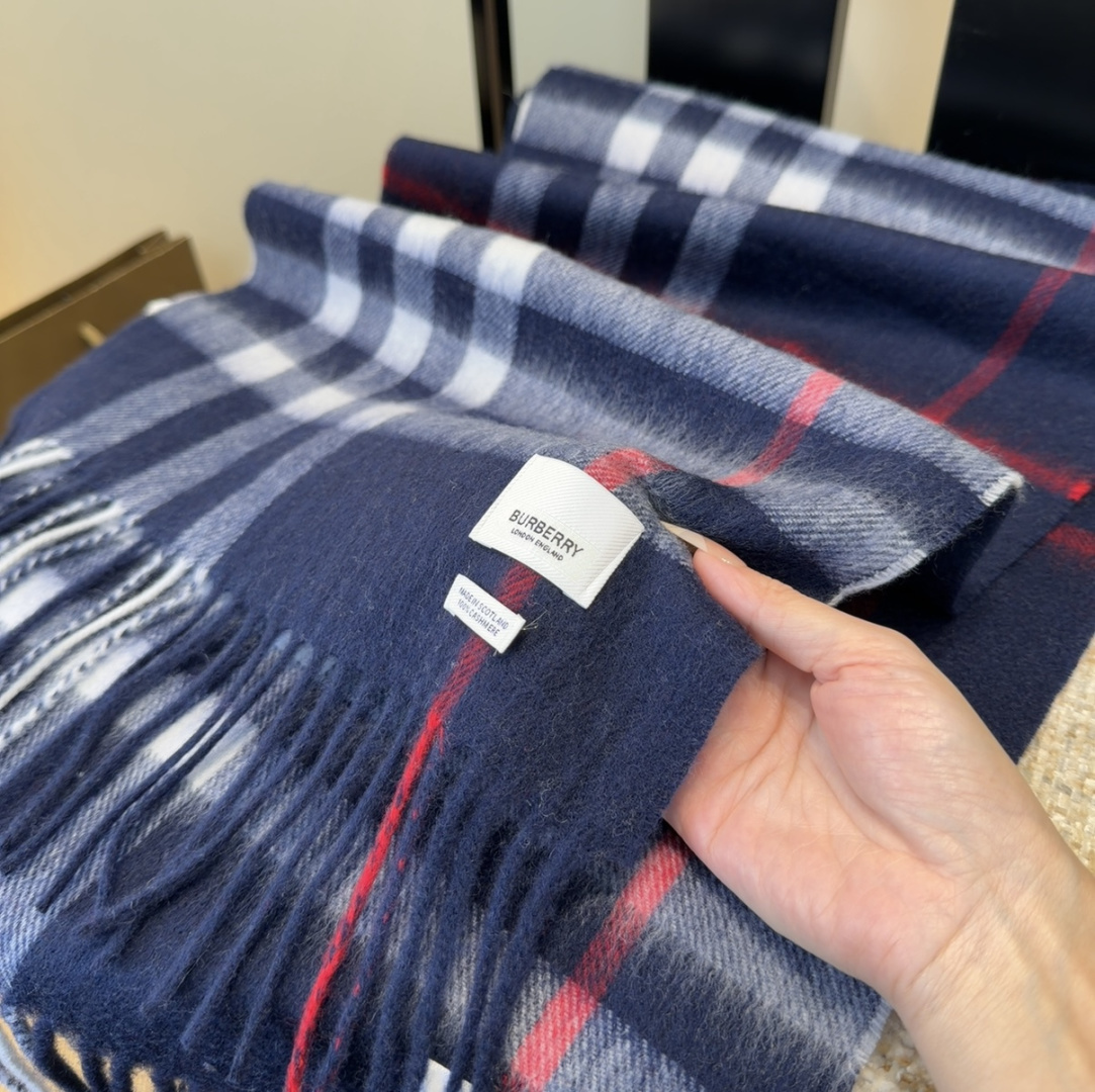 Burberry双面羊绒围巾！走量款，性超高！非常有格调的设计！180*30cm，羊绒混羊毛！是高雅艺术