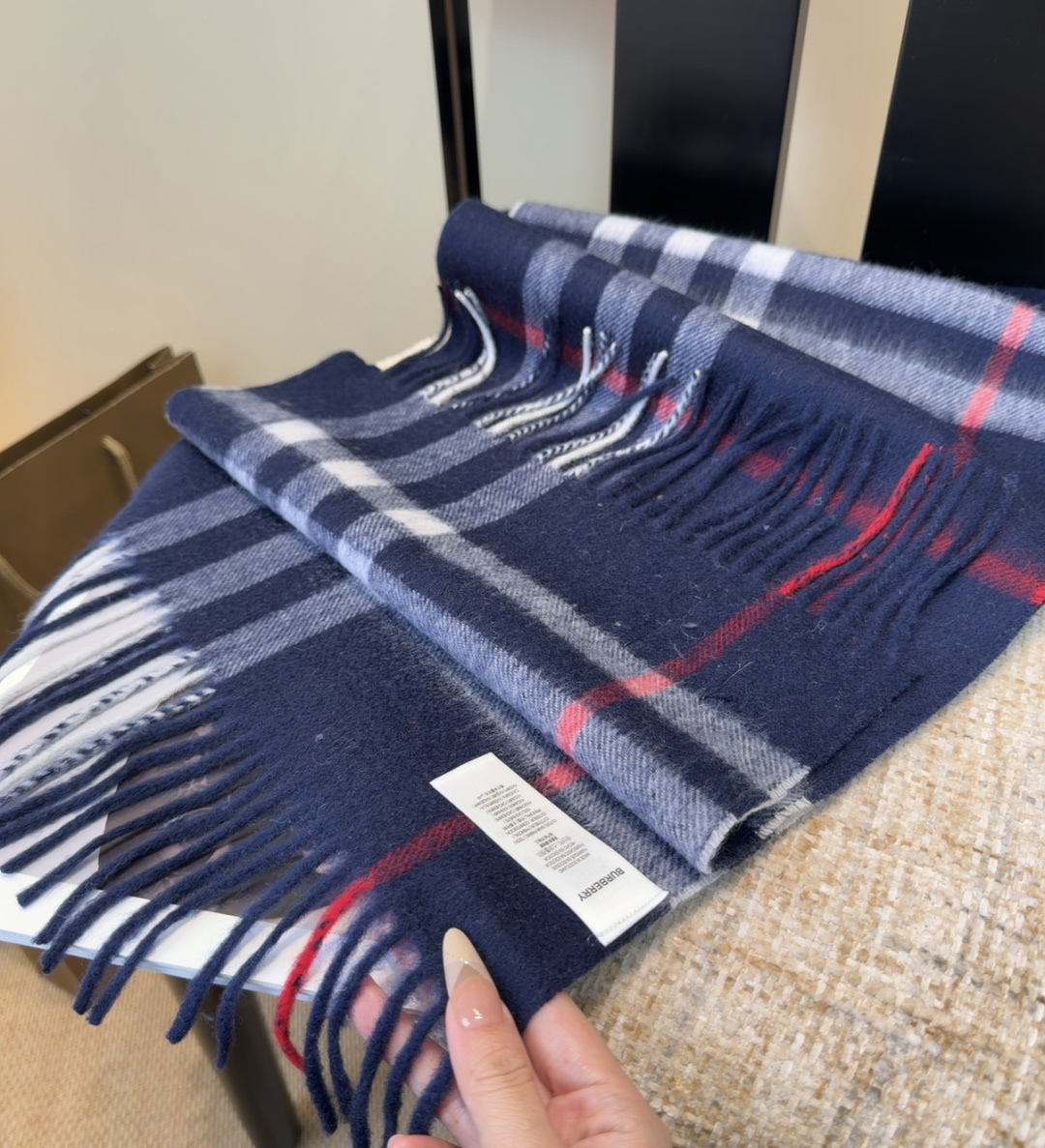 Burberry双面羊绒围巾！走量款，性超高！非常有格调的设计！180*30cm，羊绒混羊毛！是高雅艺术