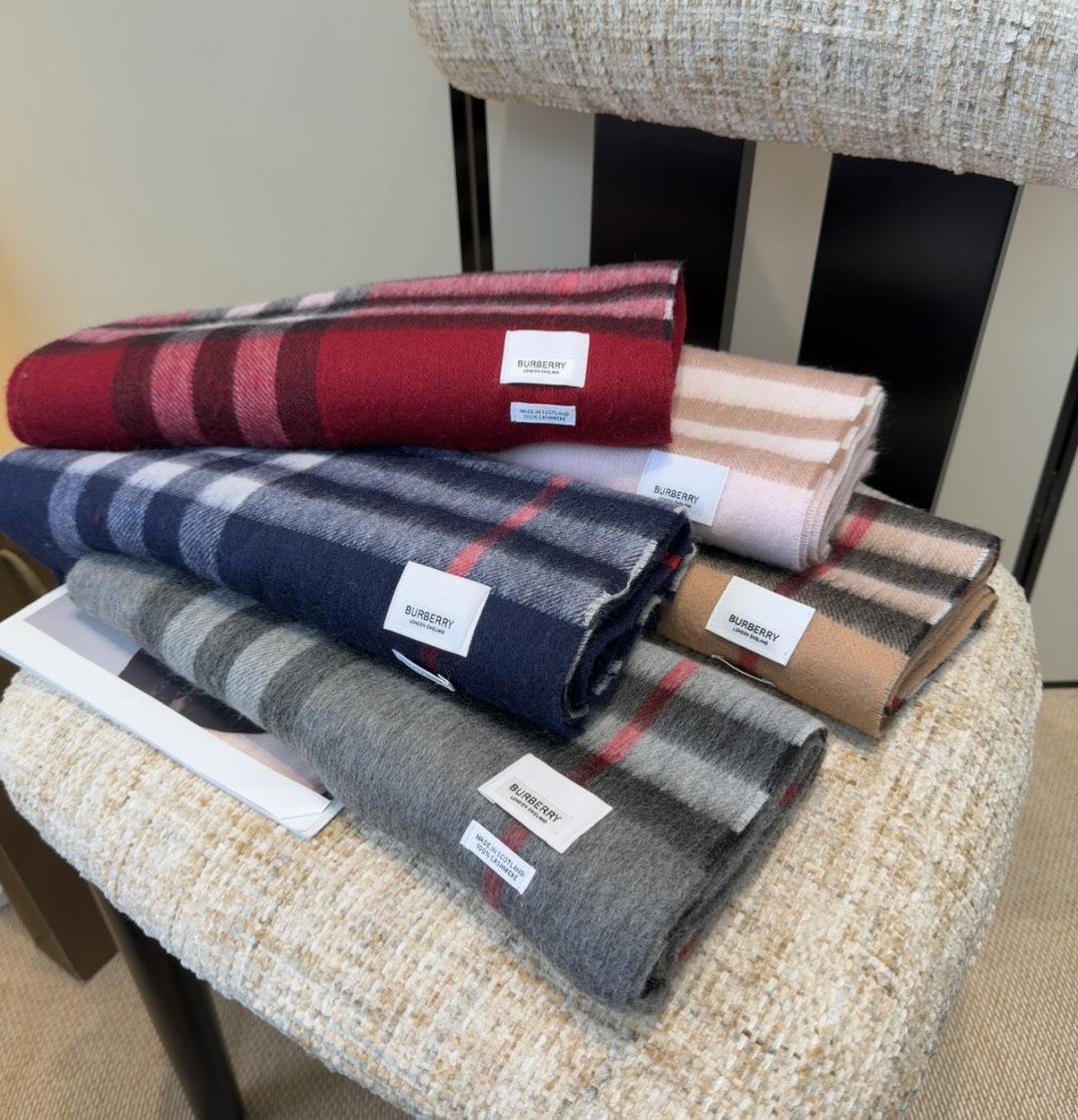Burberry双面羊绒围巾！走量款，性超高！非常有格调的设计！180*30cm，羊绒混羊毛！是高雅艺术