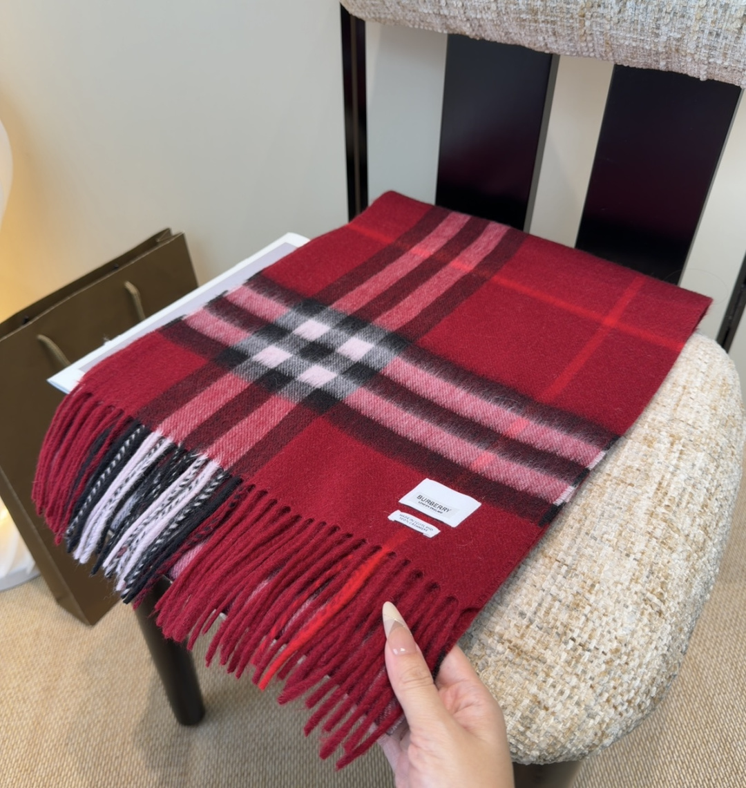 Burberry双面羊绒围巾！走量款，性超高！非常有格调的设计！180*30cm，羊绒混羊毛！是高雅艺术