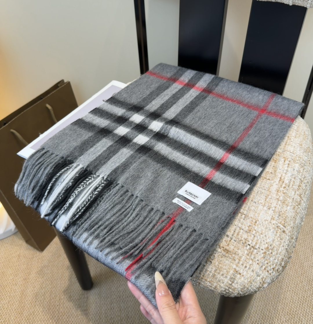 Burberry双面羊绒围巾！走量款，性超高！非常有格调的设计！180*30cm，羊绒混羊毛！是高雅艺术
