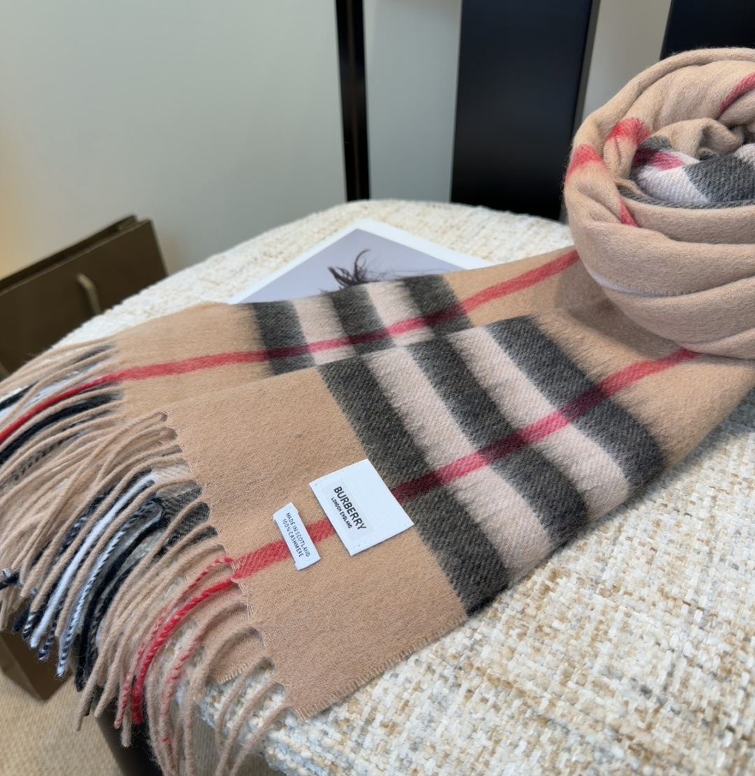 Burberry双面羊绒围巾！走量款，性超高！非常有格调的设计！180*30cm，羊绒混羊毛！是高雅艺术