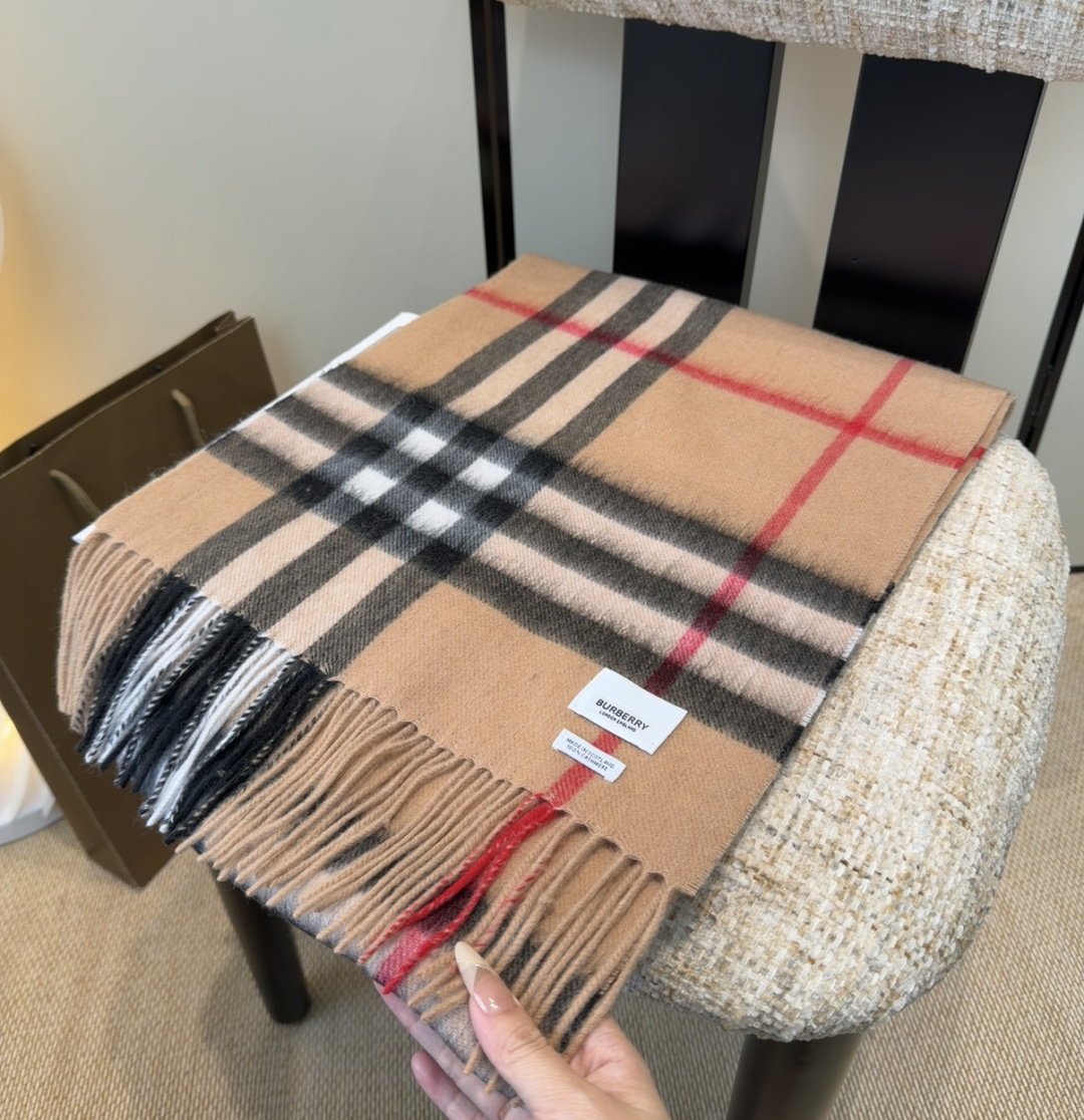 Burberry双面羊绒围巾！走量款，性超高！非常有格调的设计！180*30cm，羊绒混羊毛！是高雅艺术
