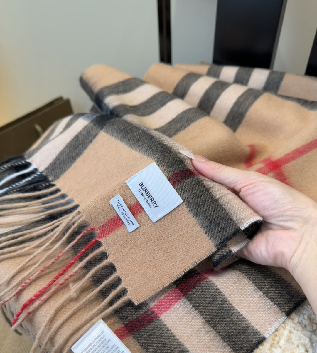 Burberry双面羊绒围巾！走量款，性超高！非常有格调的设计！180*30cm，羊绒混羊毛！是高雅艺术