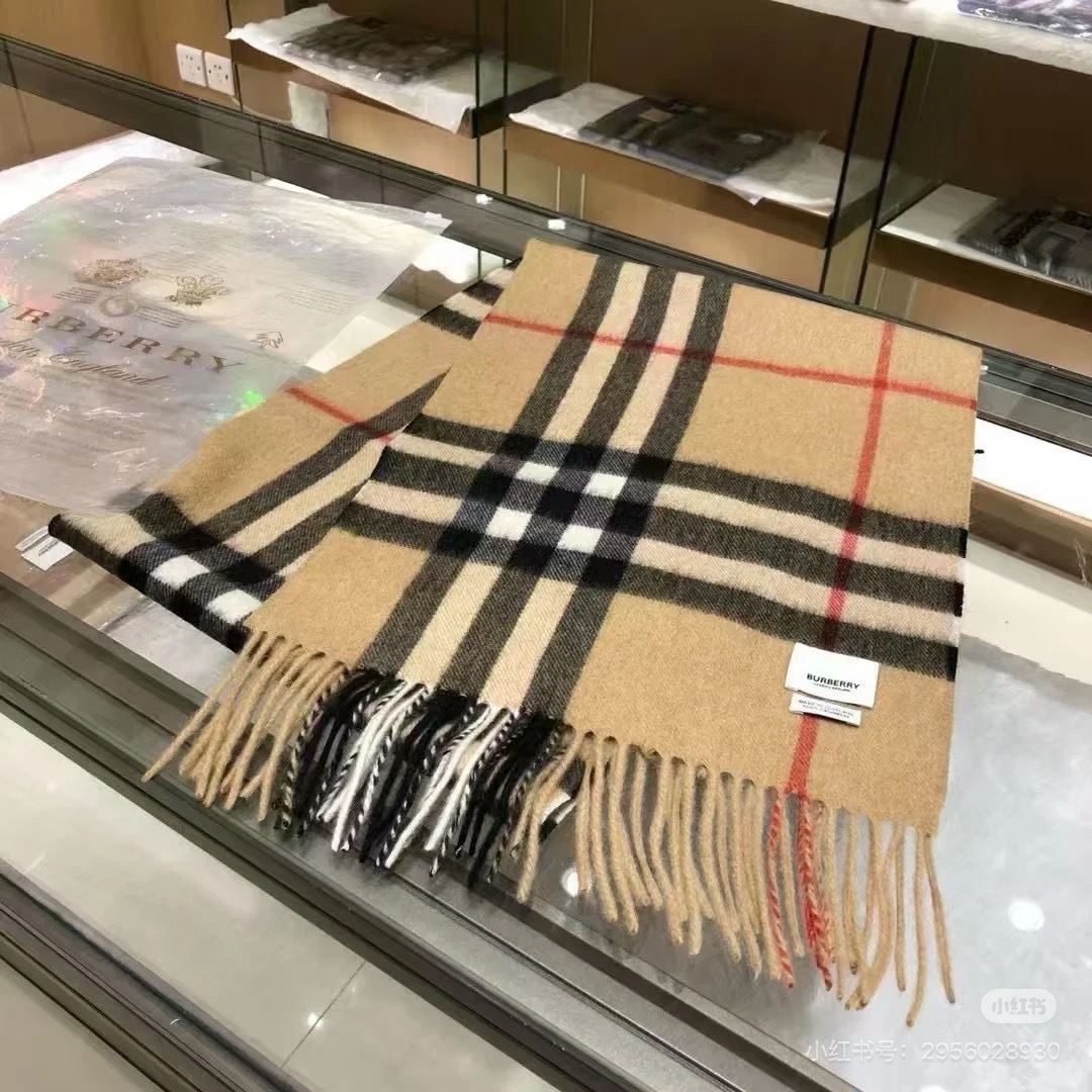 NO:642393,Burberry double-sided cashmere scarf!  Available in limited quantities, highly affordable!  Very stylish design!  180*30cm, cashmere mixed with wool!  It is the embodiment of the charm of elegant art!  The scarf style is unisex and can also be made into a couple style!  The color combination is extremely high-end and classy!  The material is soft and has a particularly three-dimensional effect, and it looks super good when worn!  You can mix and match as you like, one can be used as 2!  Very cost-effective and versatile!  high version scarf,high version scarf,burberry19860909Burberry双面羊绒围巾！走量款,性超高！非常有格调的设计！180*30cm,羊绒混羊毛！是高雅艺术的魅力体现！围巾款式男女通用、更可做情侣款！颜色搭配极为高端大气上档次！料子柔和,特别有立体感,戴起来效果超级好看！随便搭配就可以、一条当2条用！非常划算又百搭！高版本围巾,高版本围巾,burberry,scarf