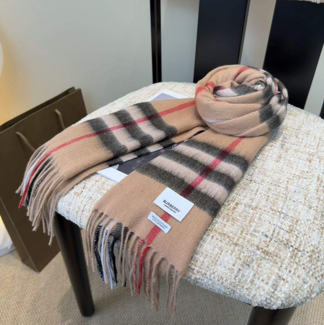 Burberry双面羊绒围巾！走量款，性超高！非常有格调的设计！180*30cm，羊绒混羊毛！是高雅艺术
