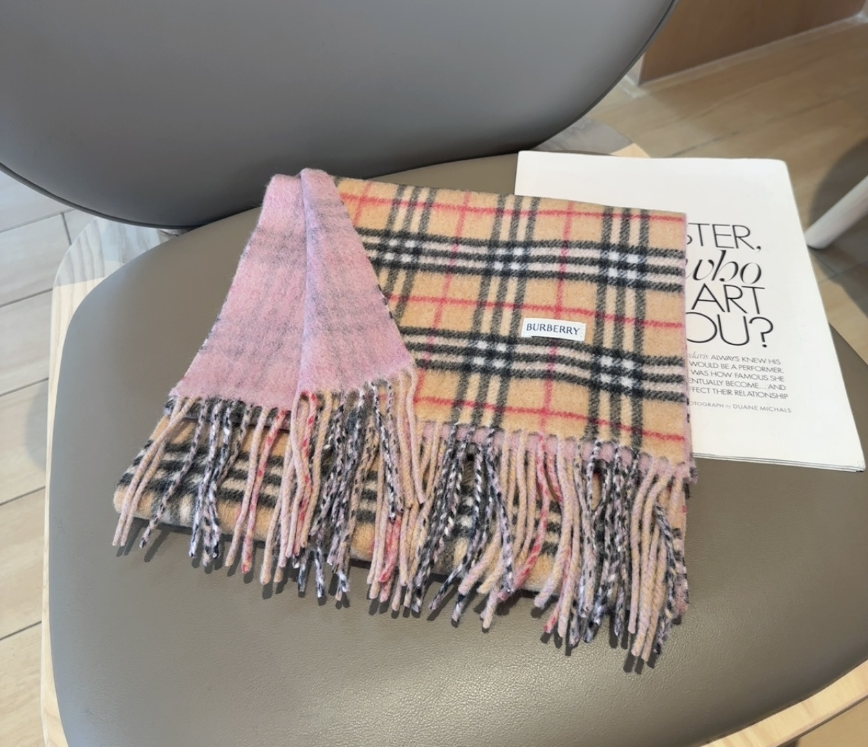 Burberry英伦风典藏款双面围巾❗️【HK外贸尾单 · 这才叫真正的家属福利】‼️这款羊绒围巾的面料