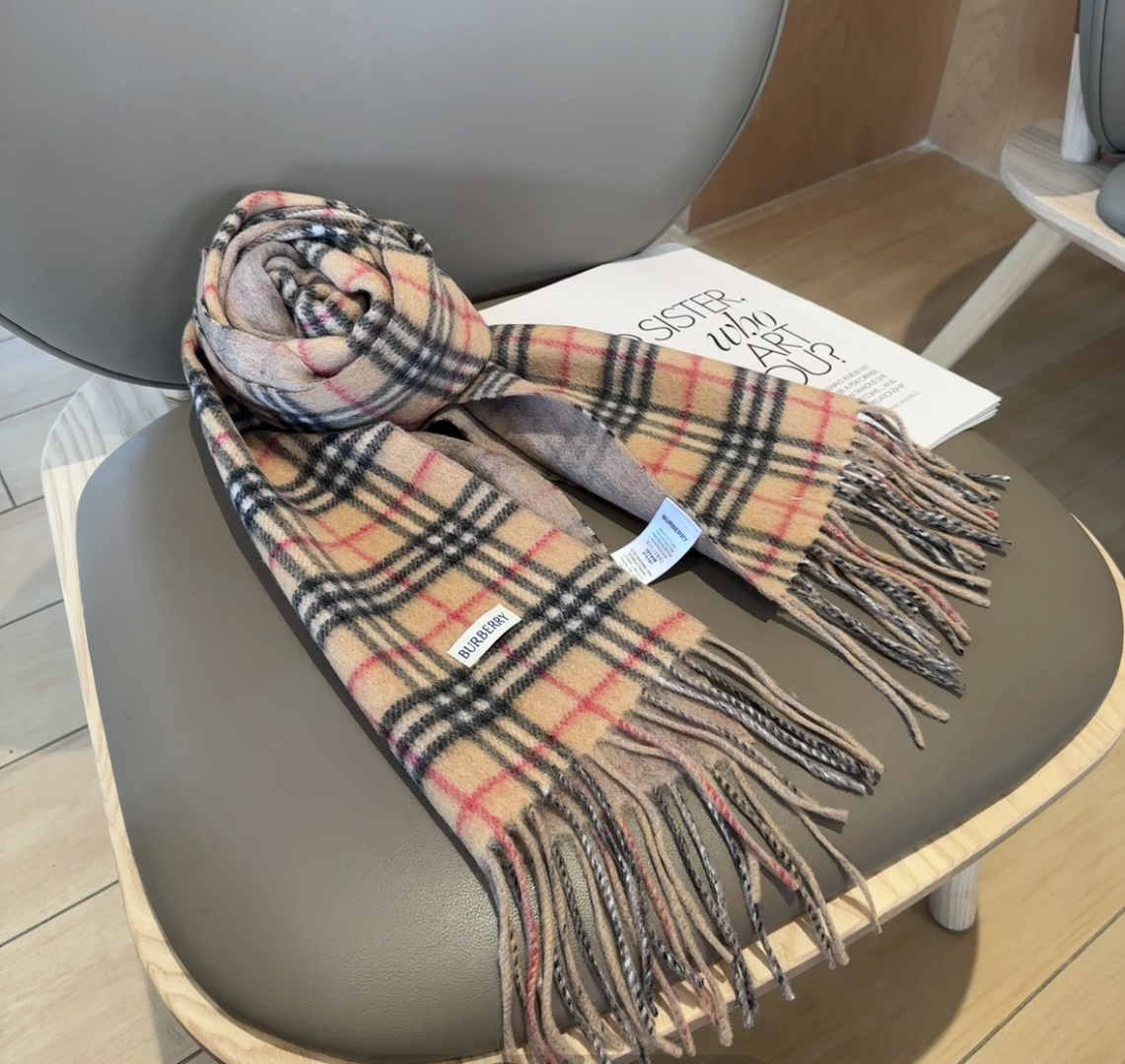 Burberry英伦风典藏款双面围巾❗️【HK外贸尾单 · 这才叫真正的家属福利】‼️这款羊绒围巾的面料
