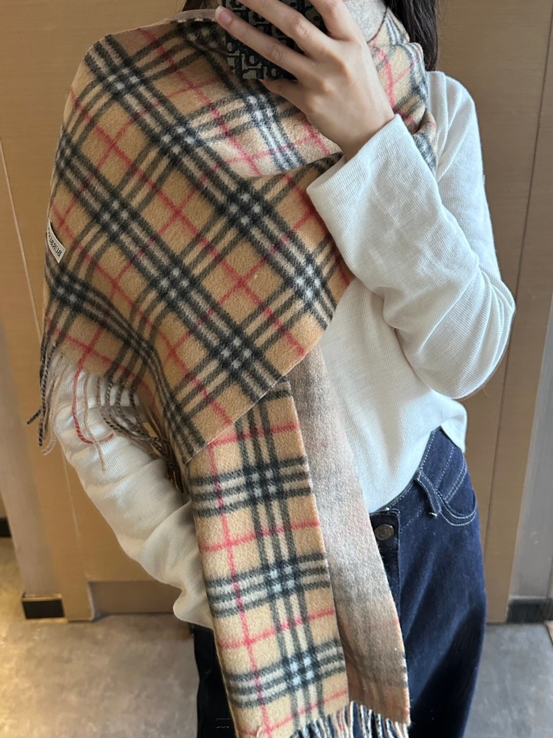 NO:642396,Burberry British style collection double-sided scarf [HK foreign trade last order · This is called the real family benefit] The fabric of this cashmere scarf is very satisfactory~ It feels really good to wear around the neck in cold winter. It is really comfortable, soft and warm. One side is British plaid and the other is plain. One scarf has two wearing styles. Believe me, it will definitely live up to your expectations. My regular customers know that when the last order is small, it is basically a matter of rush. If the financial conditions permit, buy more!  People often complain that they didn’t buy it or bought too little. This price is really a mother’s price, 30*180cm cashmere. High version scarf, high version scarf, burberry19860909Burberry英伦风典藏款双面围巾【HK外贸尾单 · 这才叫真正的家属福利】这款羊绒围巾的面料非常满意~手感真的好到不行寒冬贴脖子围真的舒服软糯又保暖,一面英伦格纹一面素色,一条围巾两种穿戴风格,相信我,绝对不负期待我家的老客们都懂,尾单数量少基本靠抢,经济条件允许的情况下,多买条！经常有人抱怨没买到或者买少了,这个价格真的算亲妈价格,30*180cm羊绒绒.高版本围巾,高版本围巾,burberry,scarf