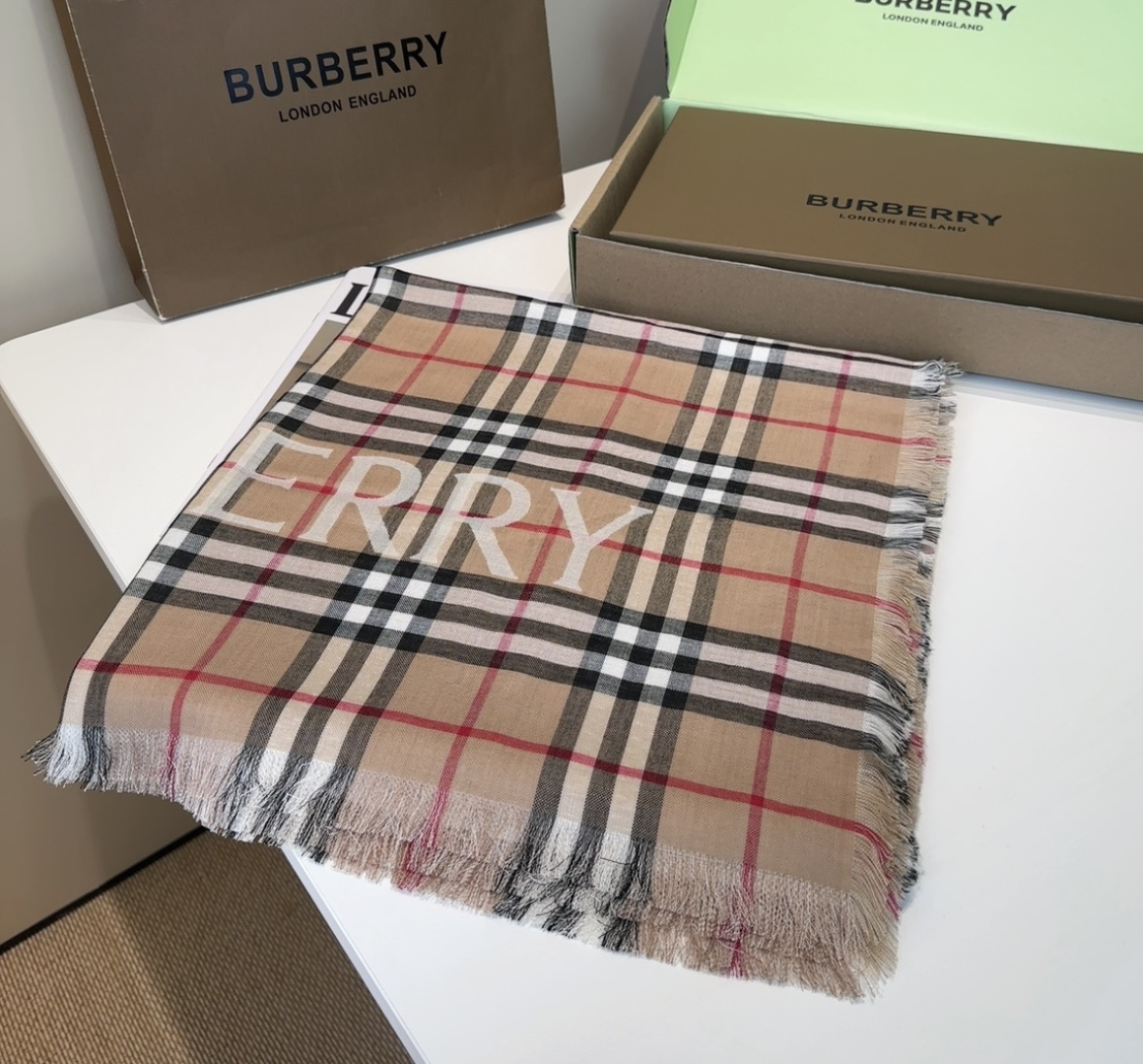 BBR最值得入手的薄款空调披肩金穗战马 .佩戴感觉真的很好，扎实的双面提花织造工艺高级感满满，