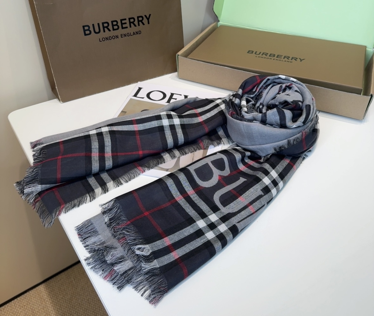 BBR最值得入手的薄款空调披肩金穗战马 .佩戴感觉真的很好，扎实的双面提花织造工艺高级感满满，