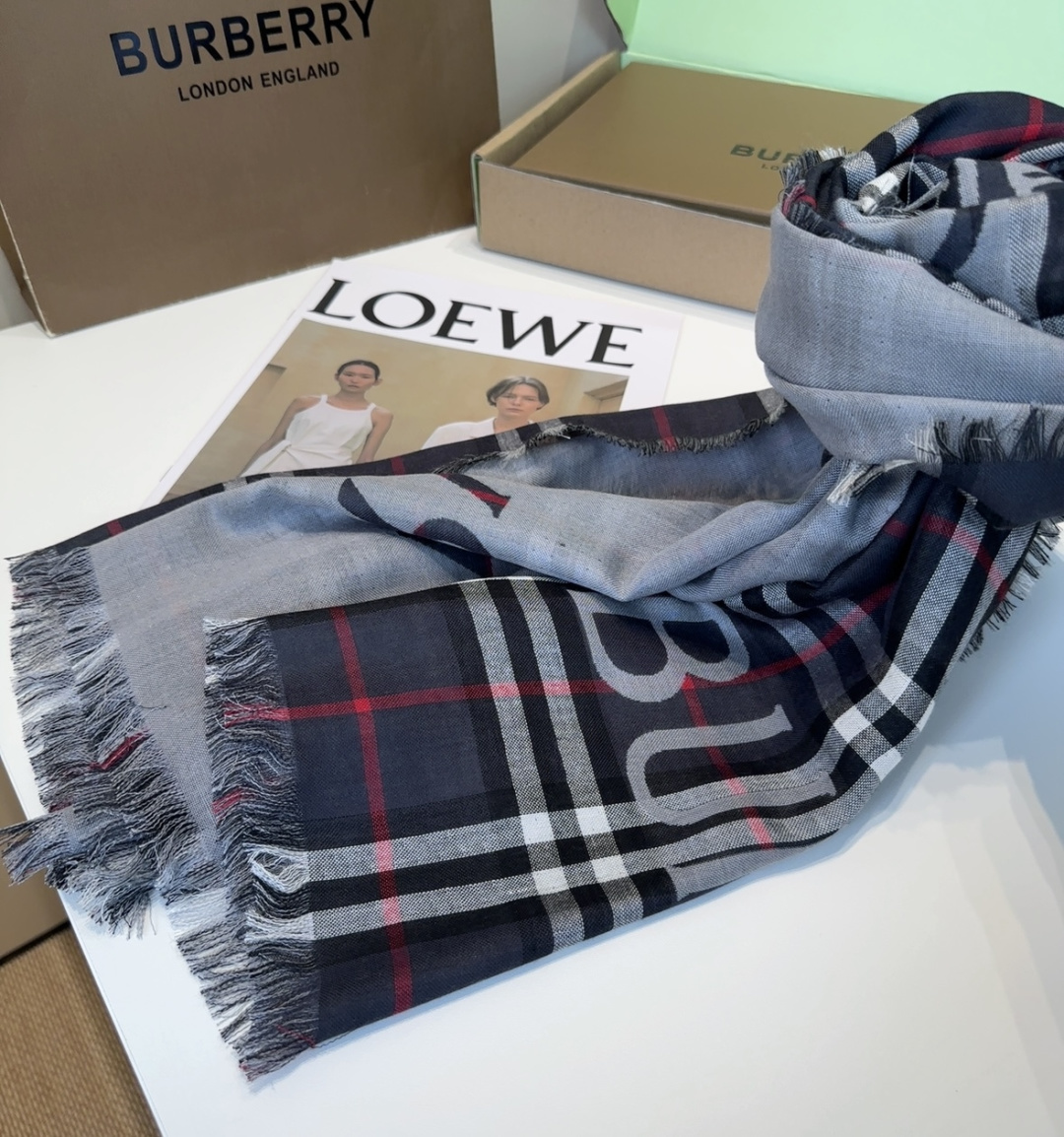 BBR最值得入手的薄款空调披肩金穗战马 .佩戴感觉真的很好，扎实的双面提花织造工艺高级感满满，