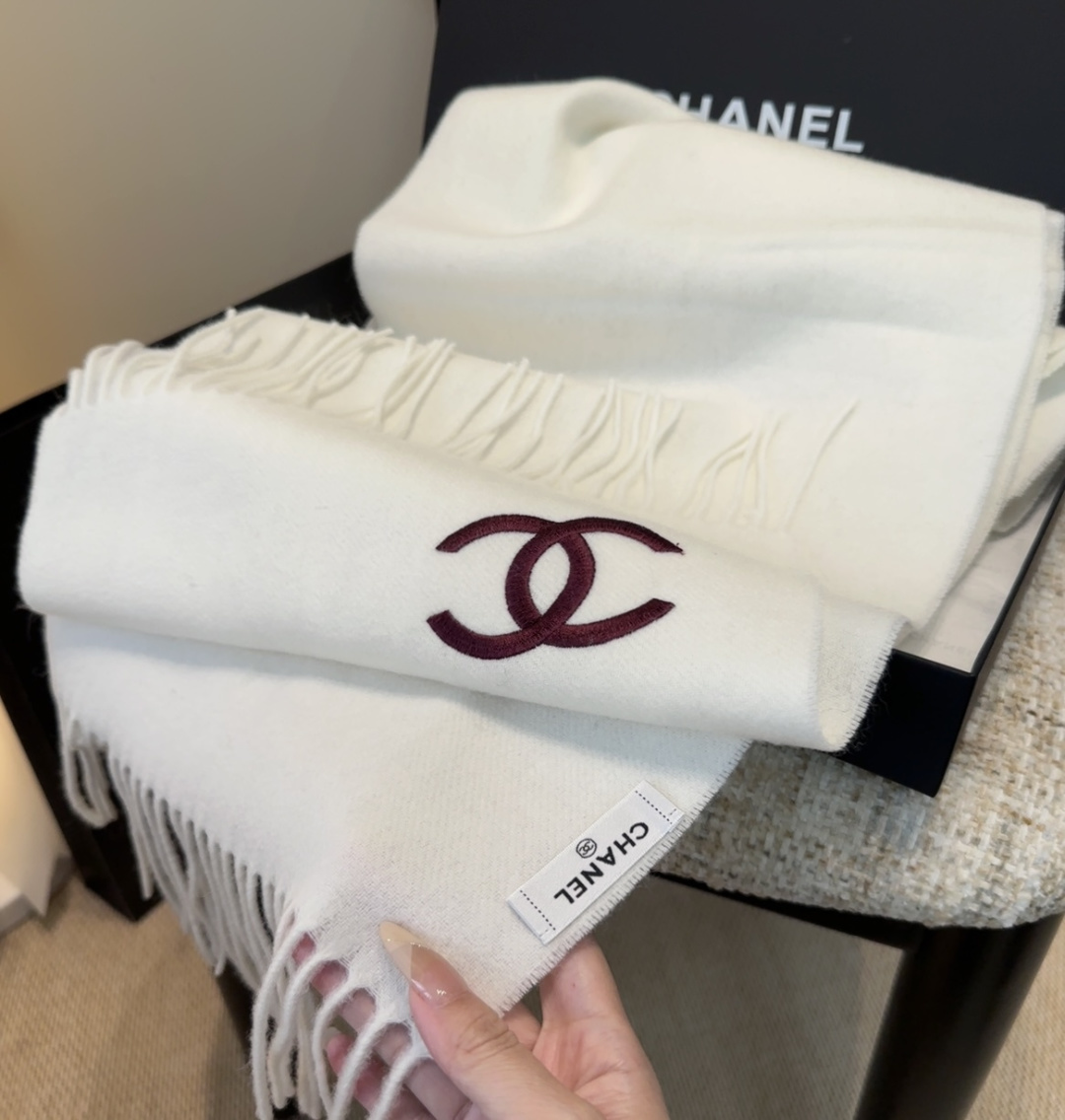 香奈儿围巾❗️好看的要疯掉了，太有型太有魅力了❗️❗️非常斯文时尚的秋冬单品！真的很喜欢，非常Class