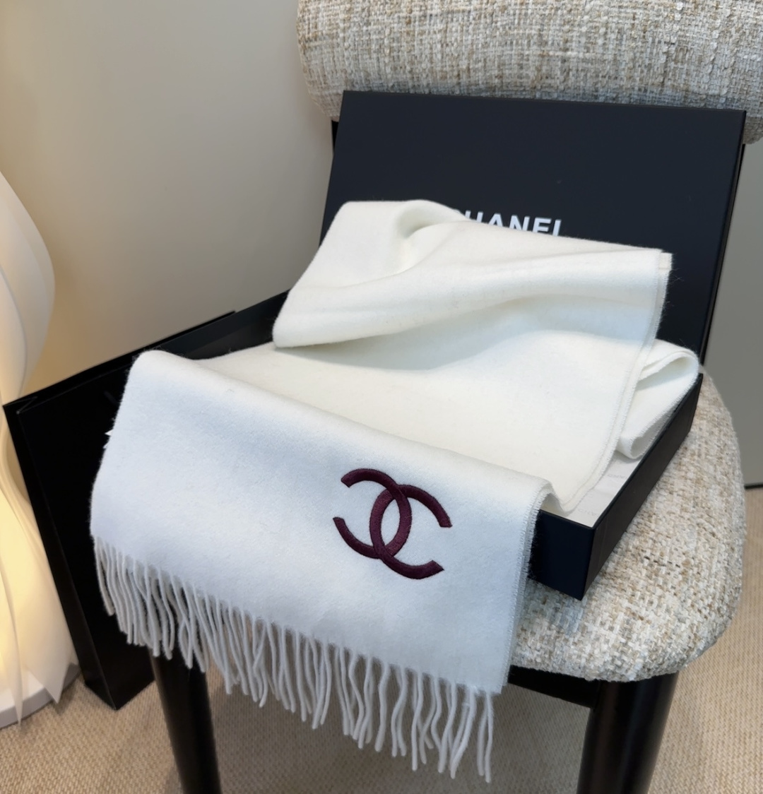 香奈儿围巾❗️好看的要疯掉了，太有型太有魅力了❗️❗️非常斯文时尚的秋冬单品！真的很喜欢，非常Class