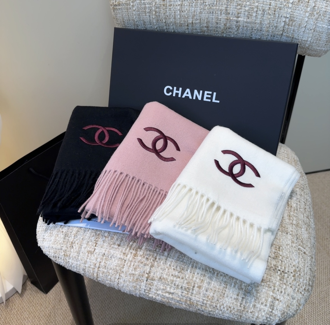 香奈儿围巾❗️好看的要疯掉了，太有型太有魅力了❗️❗️非常斯文时尚的秋冬单品！真的很喜欢，非常Class