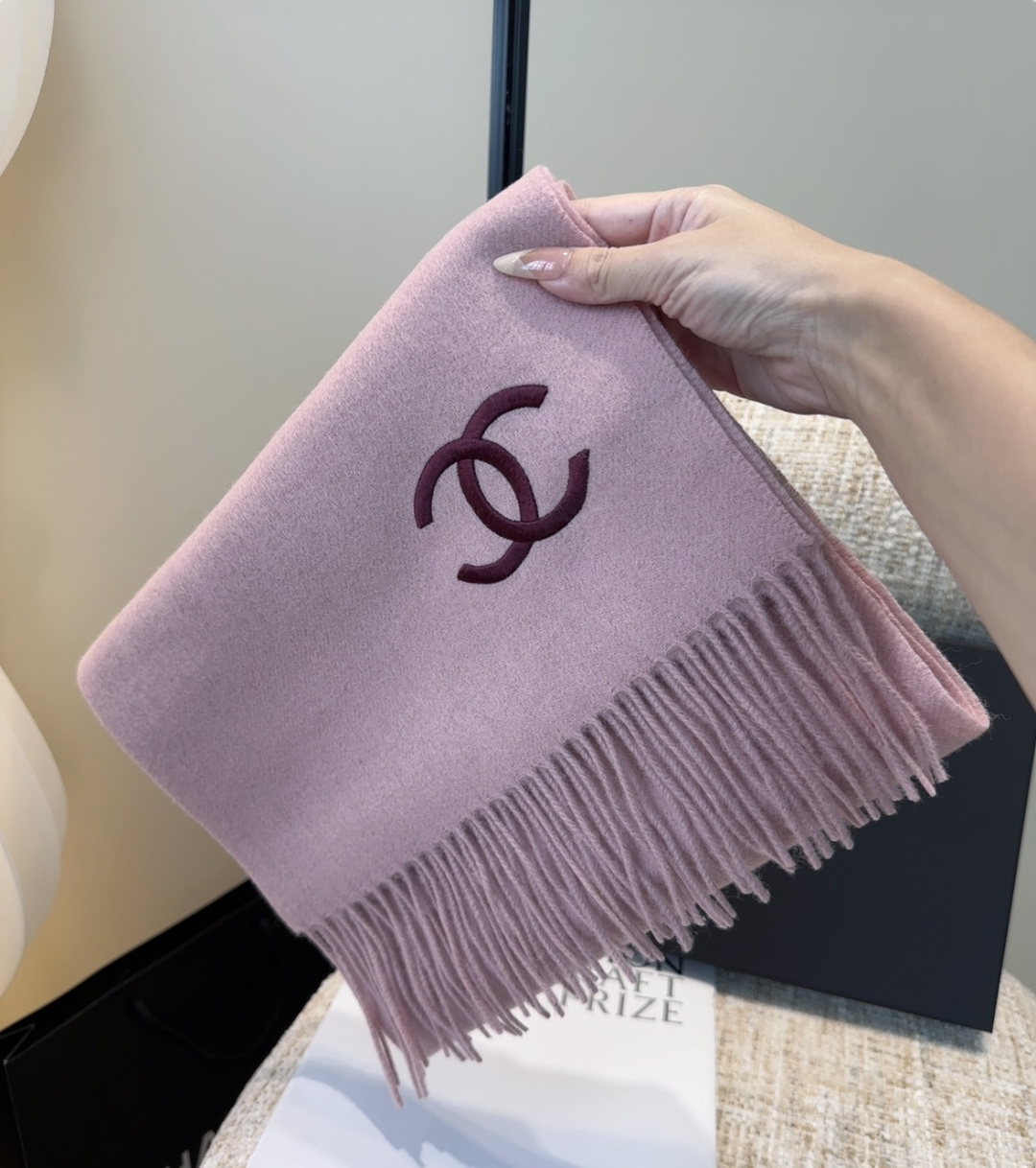 香奈儿围巾❗️好看的要疯掉了，太有型太有魅力了❗️❗️非常斯文时尚的秋冬单品！真的很喜欢，非常Class